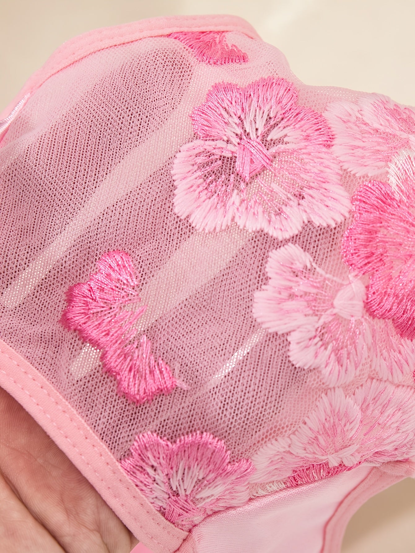 Ayollar uchun chiroyli pushti gullar bilan bezatilgan ichki kiyim to'plami, qulay push-up brassiy va past bel brieflar bilan - kundalik kiyish uchun ideal.