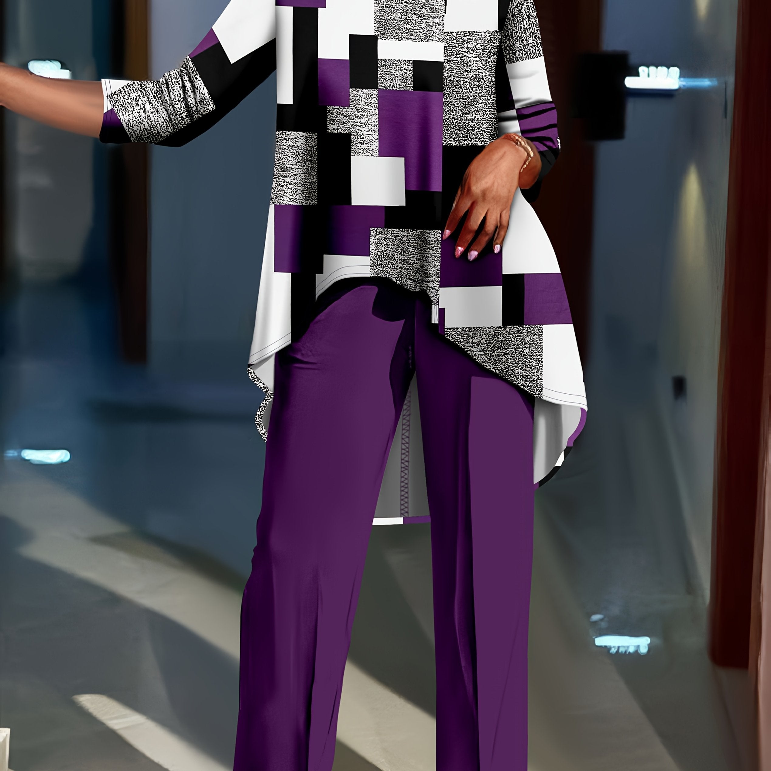 Geometrik naqshli uzun yengli bluzka va bir rangli shimlar to'plami, katta o'lchamdagi ayollar uchun.