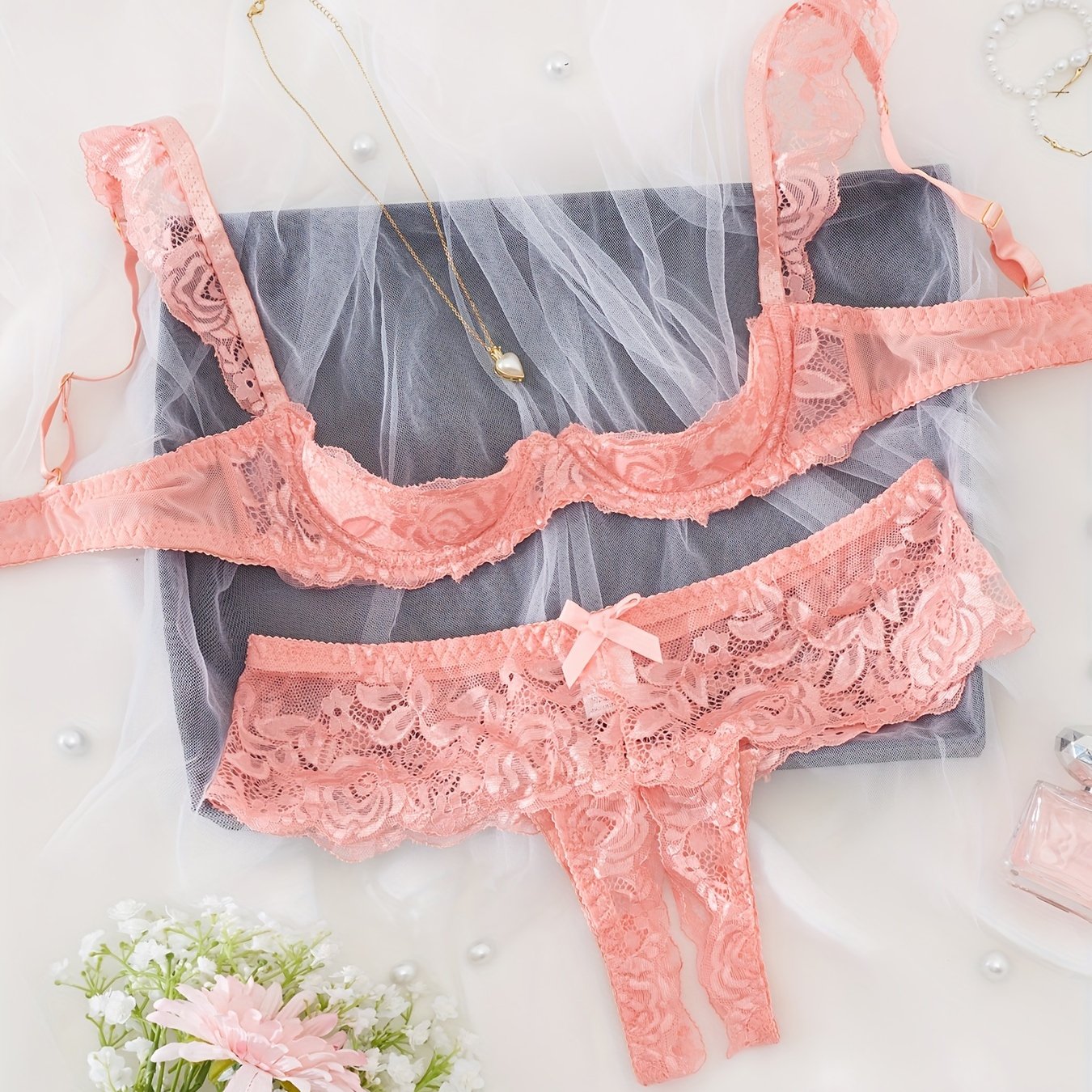 Ayollar uchun dantel ichki kiyim to'plami, ochiq qorinli shortiklar bilan.