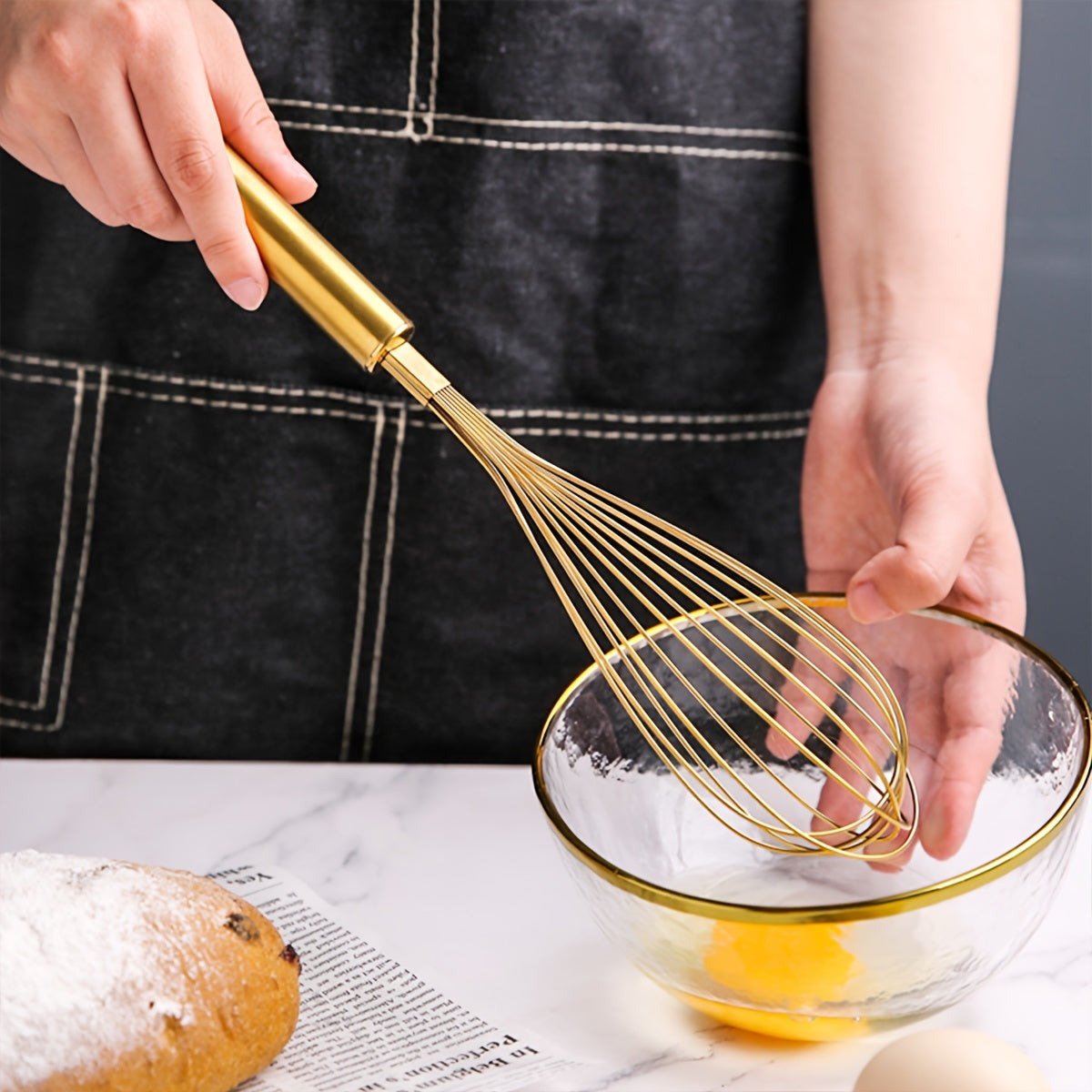 Golden Stainless Steel Egg Whisk - bu ko‘p qirrali pishirish asbobi bo‘lib, non-stick idishlarda pishirish uchun ideal. Bu issiqlikka chidamli oshxona chakka aralashtirish, aylantirish, ko‘paytirish va ovqatni aralashtirish uchun ishlatiladi.