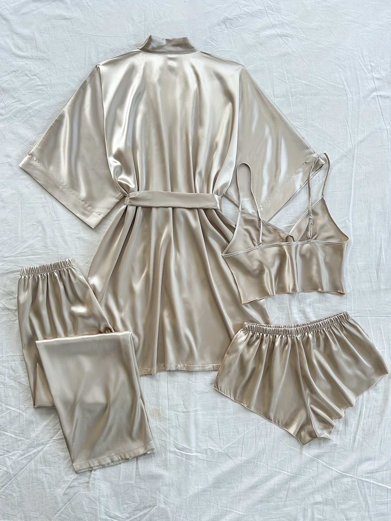 Ayollar uchun 4 qismli saten pijama to'plami V-shaklidagi robe, ichki kiyim, shorti va uzun shimlardan iborat, bitta rangda. Har mavsumda qulay to'qilgan polyesterdan tayyorlangan.