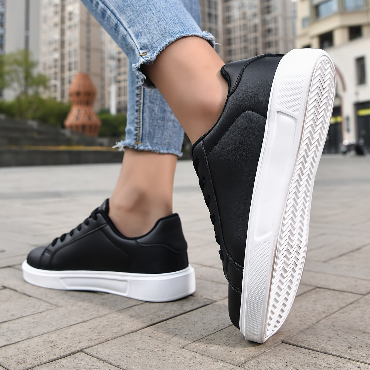 Ayollar uchun qora shoelace krossovkalar, ochiq havoda faoliyatlar uchun ko'p funksiyali va qulay.