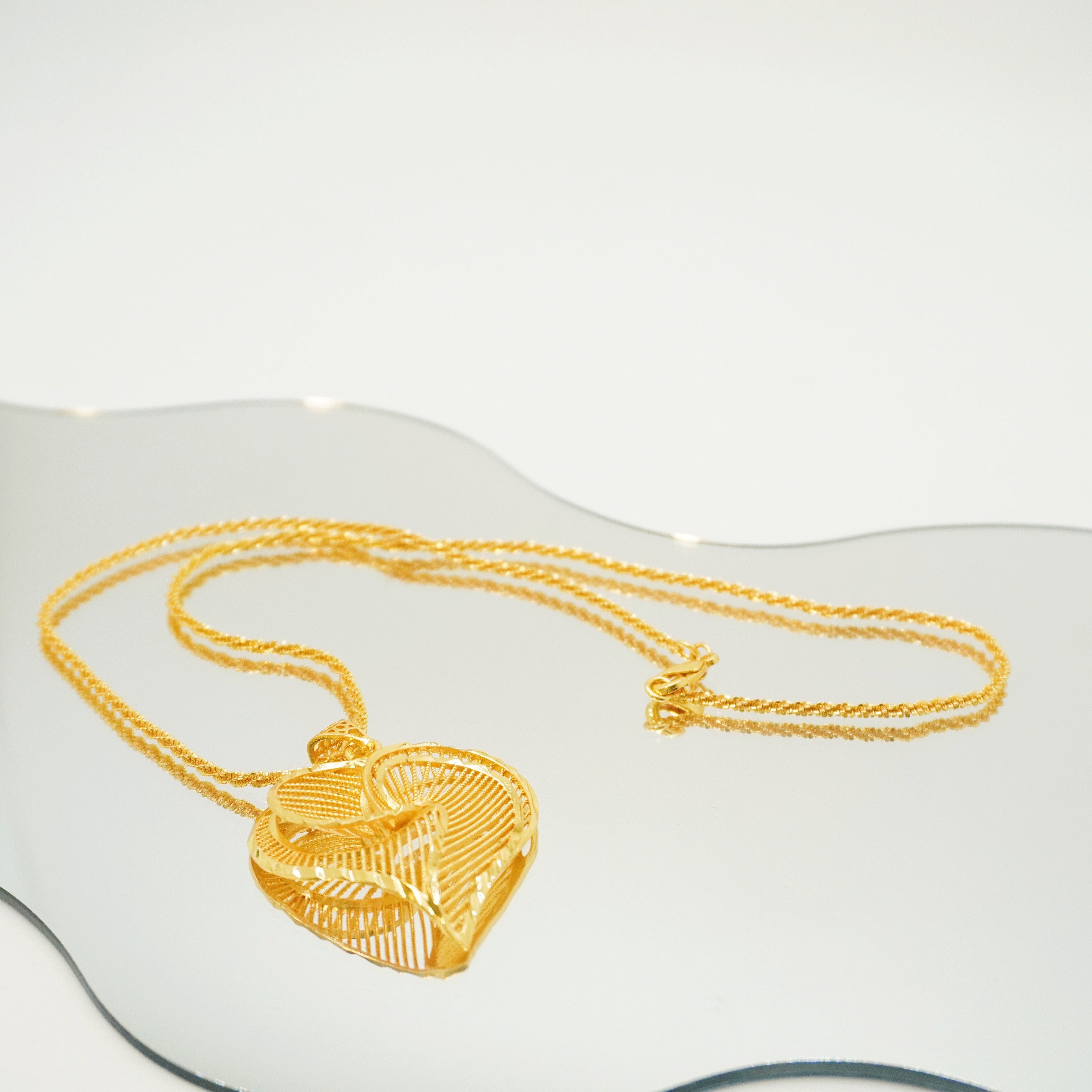 24K oltin qoplamali, muzlatilgan tugma bilan zamonaviy yurak pandantli marjon - Har kuni kiyish va sovg'a berish uchun ideal