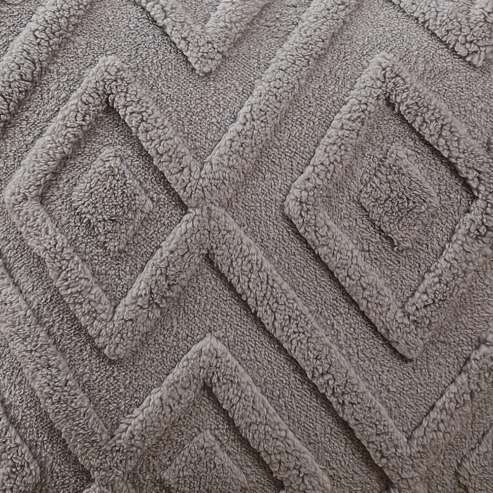 Пара подушек с искусственным мехом, стильные и уютные для праздничного домашнего или спальневого декора.