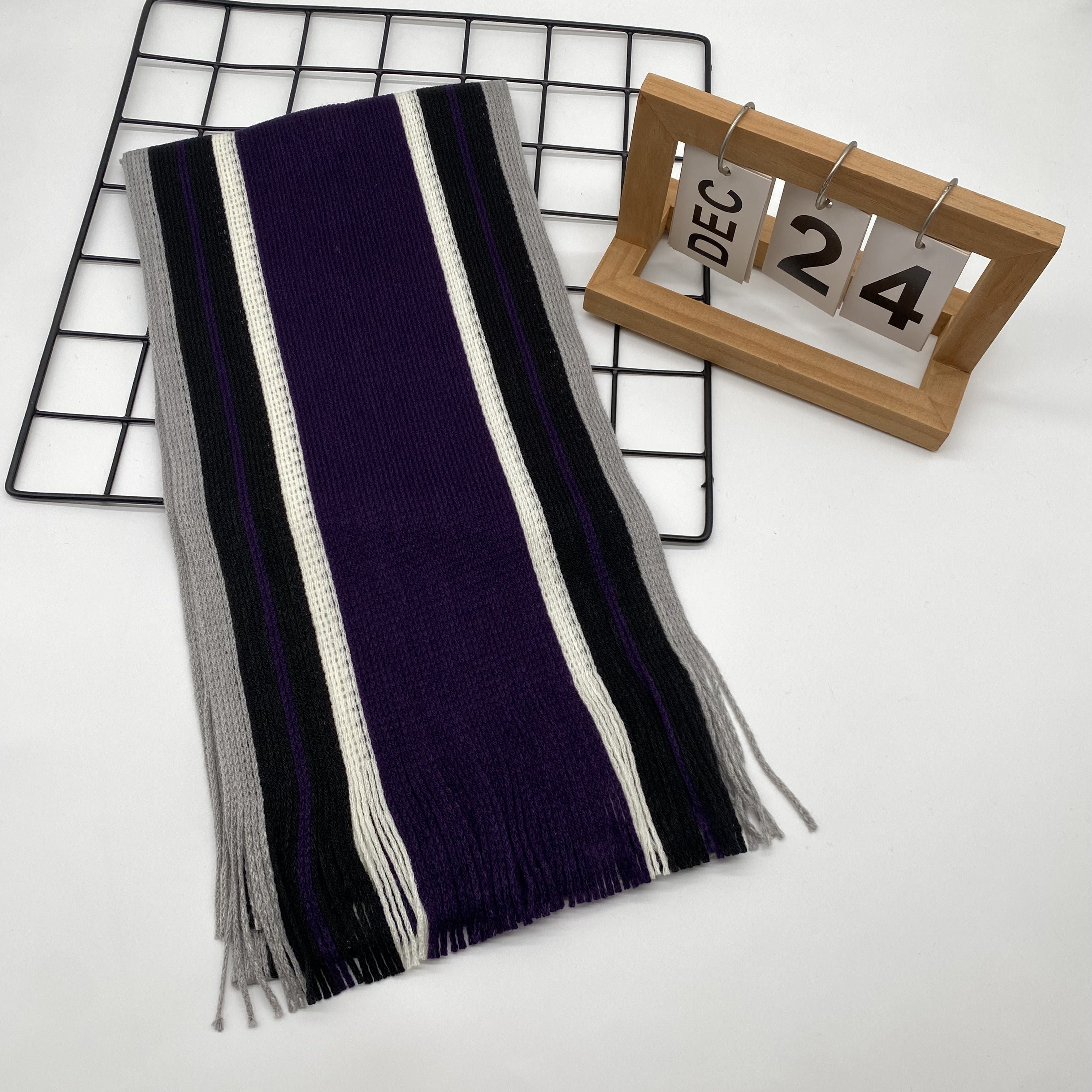 Tashqi trend uchun to'qilgan moda aksessuar - Erkaklar uchun tasma detali bilan rangli blokli chiziqli sharf, iliq akril materialdan tayyorlangan