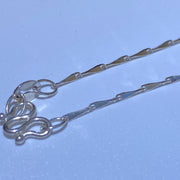 Ayollar uchun zamonaviy va jozibali kumush rangli marjon - Har qanday tadbir uchun mukammal, abadiy moda ifodasi.