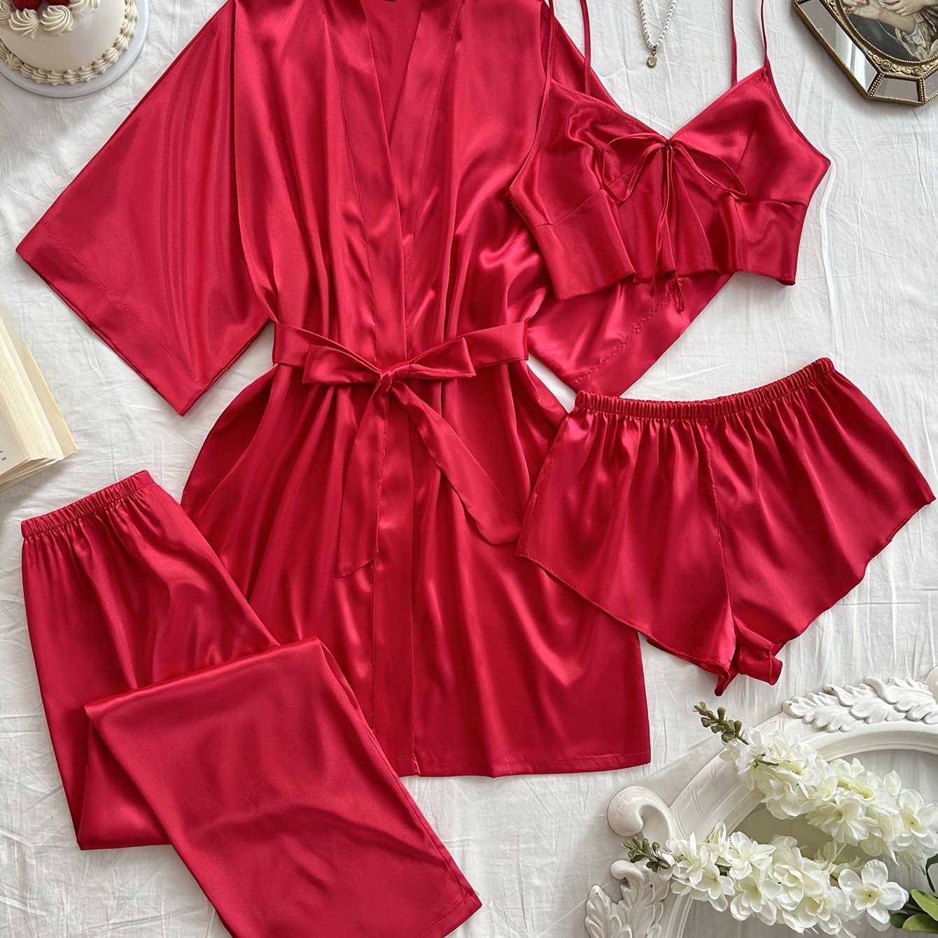 Ayollar uchun 4 qismli saten pijama to'plami V-shaklidagi robe, ichki kiyim, shorti va uzun shimlardan iborat, bitta rangda. Har mavsumda qulay to'qilgan polyesterdan tayyorlangan.