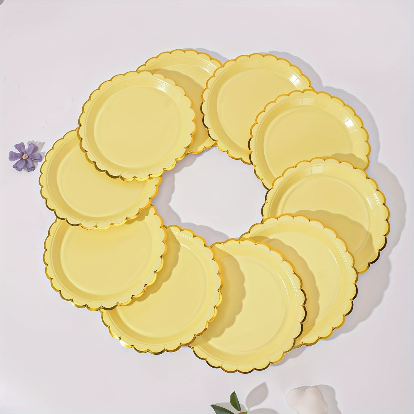 Juego de vajilla de encaje multicolor con detalles dorados para fiestas y celebraciones