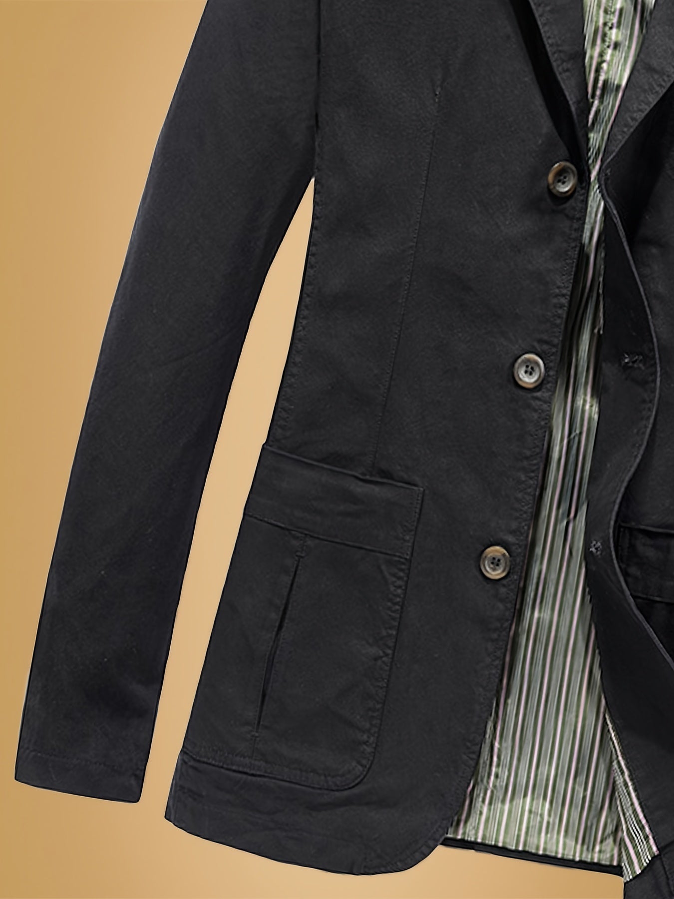 Erkaklar uchun tasodifiy paxta jakketi, yetuk uslubda, bir rangda, bitta tugmachali dizayn, notchli yaka, qo'ltiq ventilyatsiyasi, tugmachali yopish, cho'ntaklar va oddiy moslik.