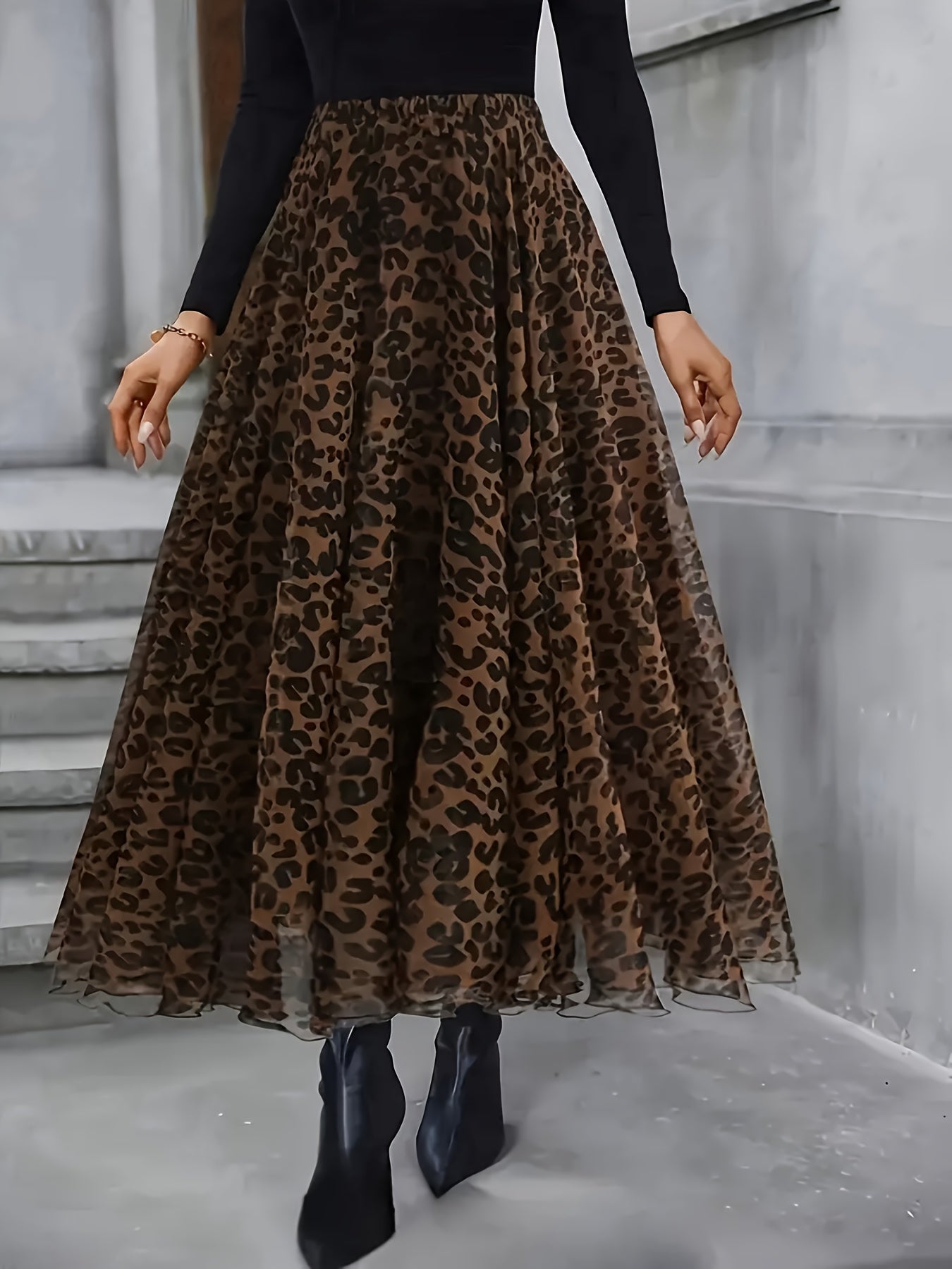 Plussiz ayollar uchun zamonaviy yuqori bel leopard naqshli tor ko'ylak, A-siluet, yirtilgan qirra va zamonaviy jigarrang rangga ega. Polyester va spandeks aralashmasidan tayyorlangan, u mashinada