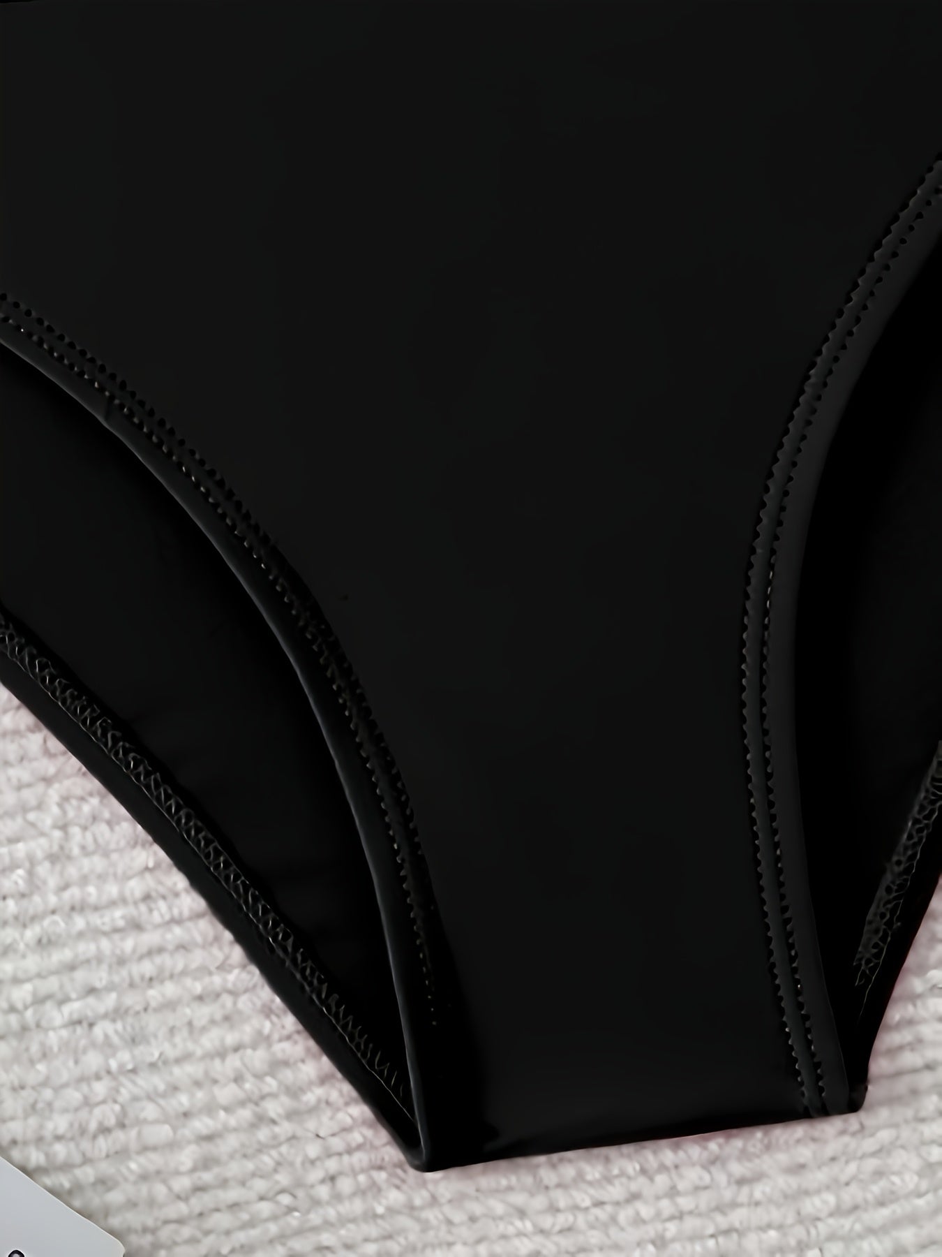 Стильный черно-розовый бикини с геометрическим принтом и перекрестными бретелями. Высокая талия, машинная стирка, изготовлен из эластичного полиэстера/эластана. Идеально подходит для женской пляжной одежды.