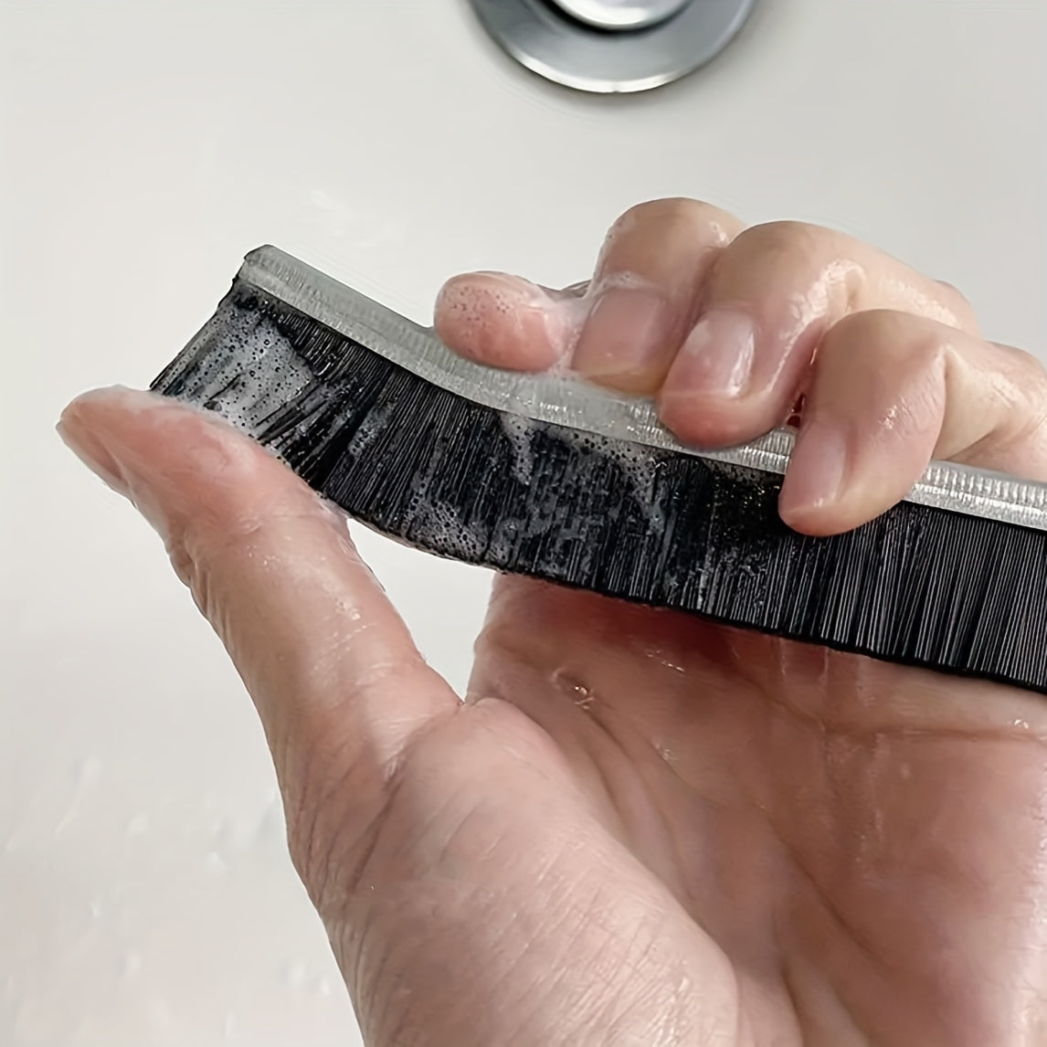 Многофункциональный инструмент для уборки дома: 1 шт. щетка с жесткой щетиной для чистки щелей в ванной, углов туалетной и кухонной плитки, а также оконных швов.