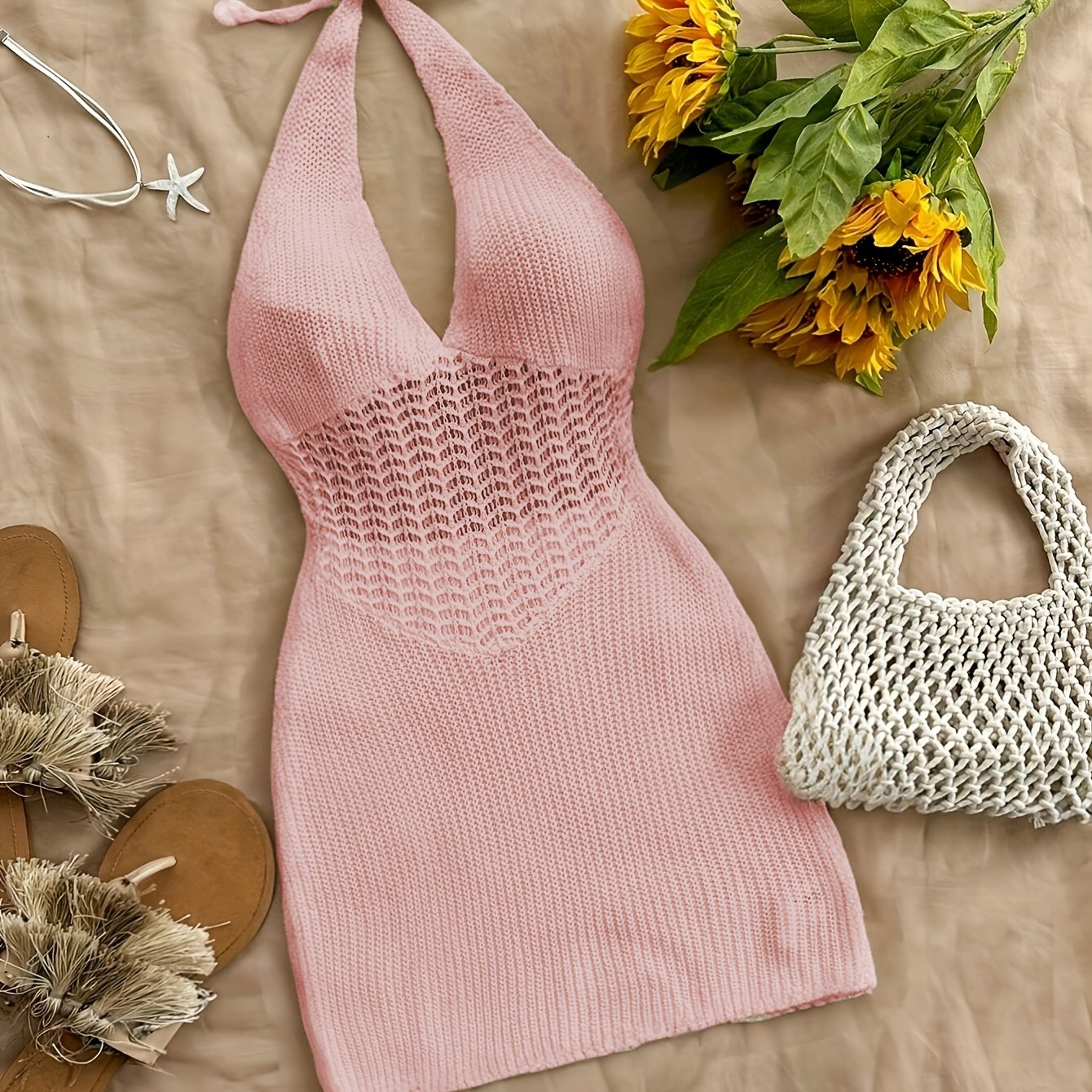 Oq halter bog'ichli, orqa qismi ochiq, ta'til uslubidagi yopishqoq ko'ylak, to'qilgan mato. Ayollar uchun ayollik suzish kiyimlari va kiyimlar.