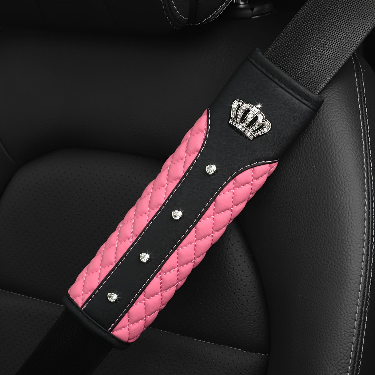 Avtomobil o'rindiq kamarining yelka yostiqchalari Qizil Qora Qilinchli PU charm Rhinestone taxtasi