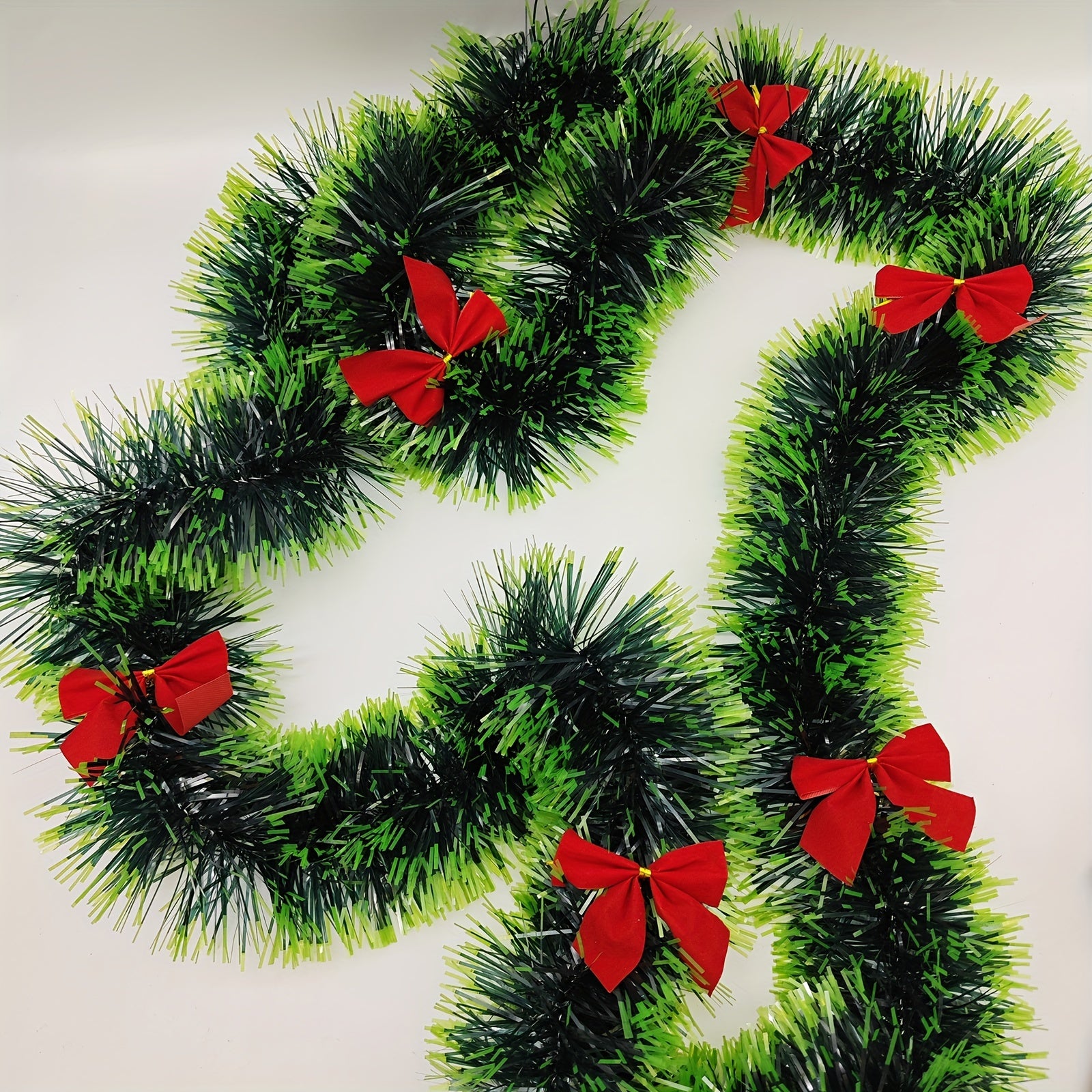 Decoración de ratán de Navidad con borde verde oscuro y blanco con detalles de copo de nieve de 6.56 pies