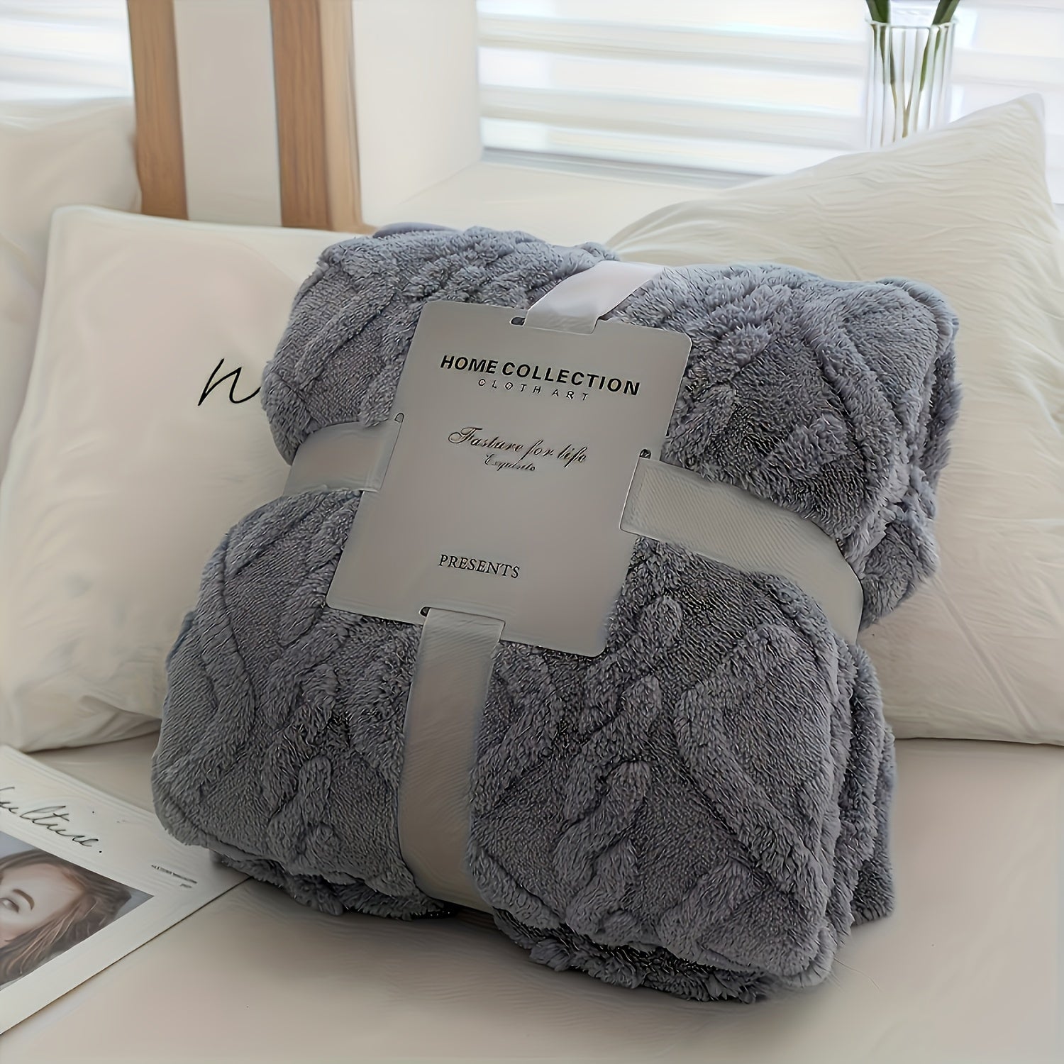 Yagona karavot uchun bir rangli jakard to'rli teri velvetsidan tayyorlangan ko'rpa. Ushbu ko'rpa qo'shimcha issiqlik va qulaylik uchun qalinlashtirilgan, bu esa uni havo konditsioneri uchun tashqi ko'rpa sifatida ishlatish uchun mukammal qiladi.