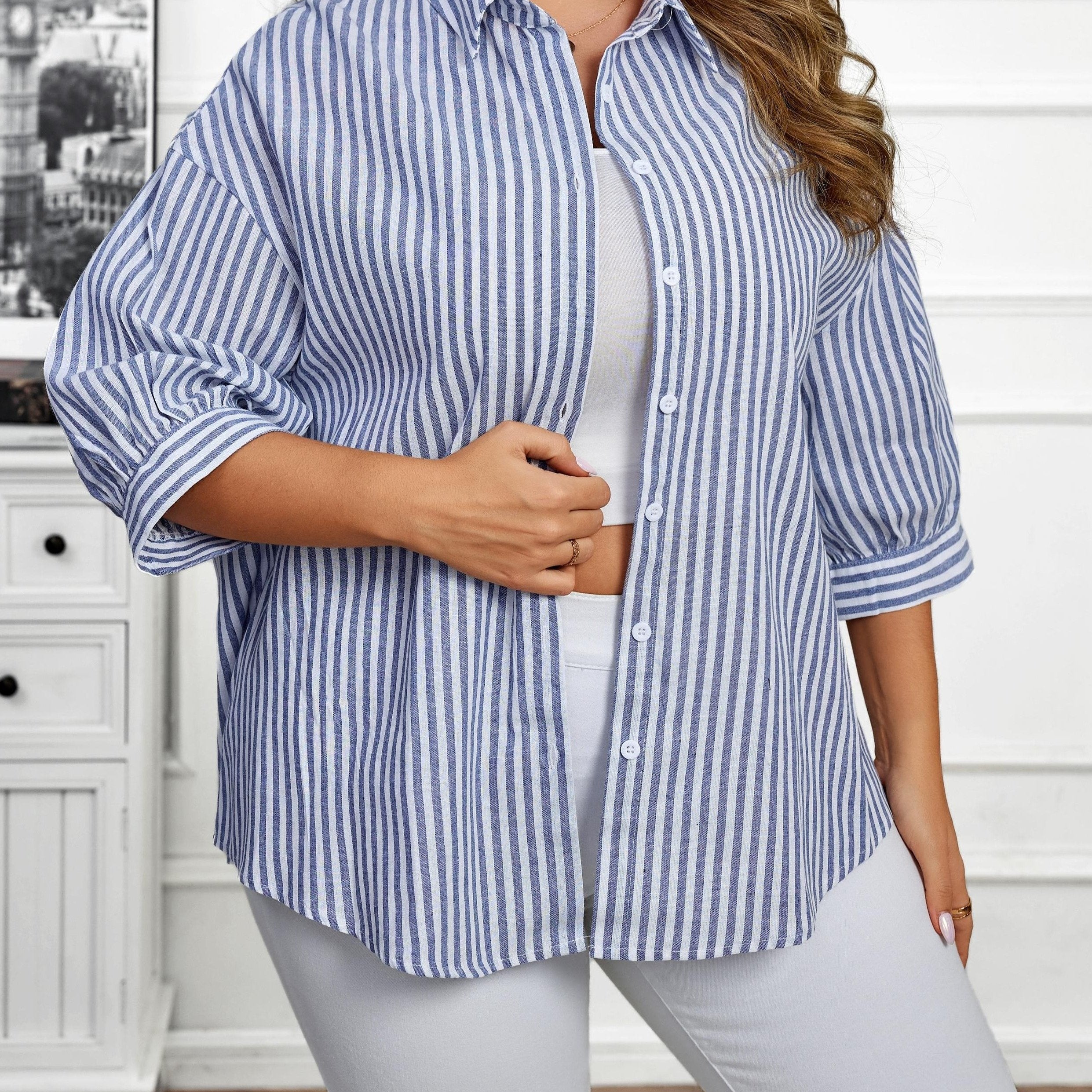 Chiziqli, uzun yengli va klassik yengli ayollar uchun zamonaviy tugmachali ko'ylak. Cho'zilmaydigan polyester aralashmasidan tayyorlangan, har mavsumda yuvish uchun mashinada yuvilishi mumkin.