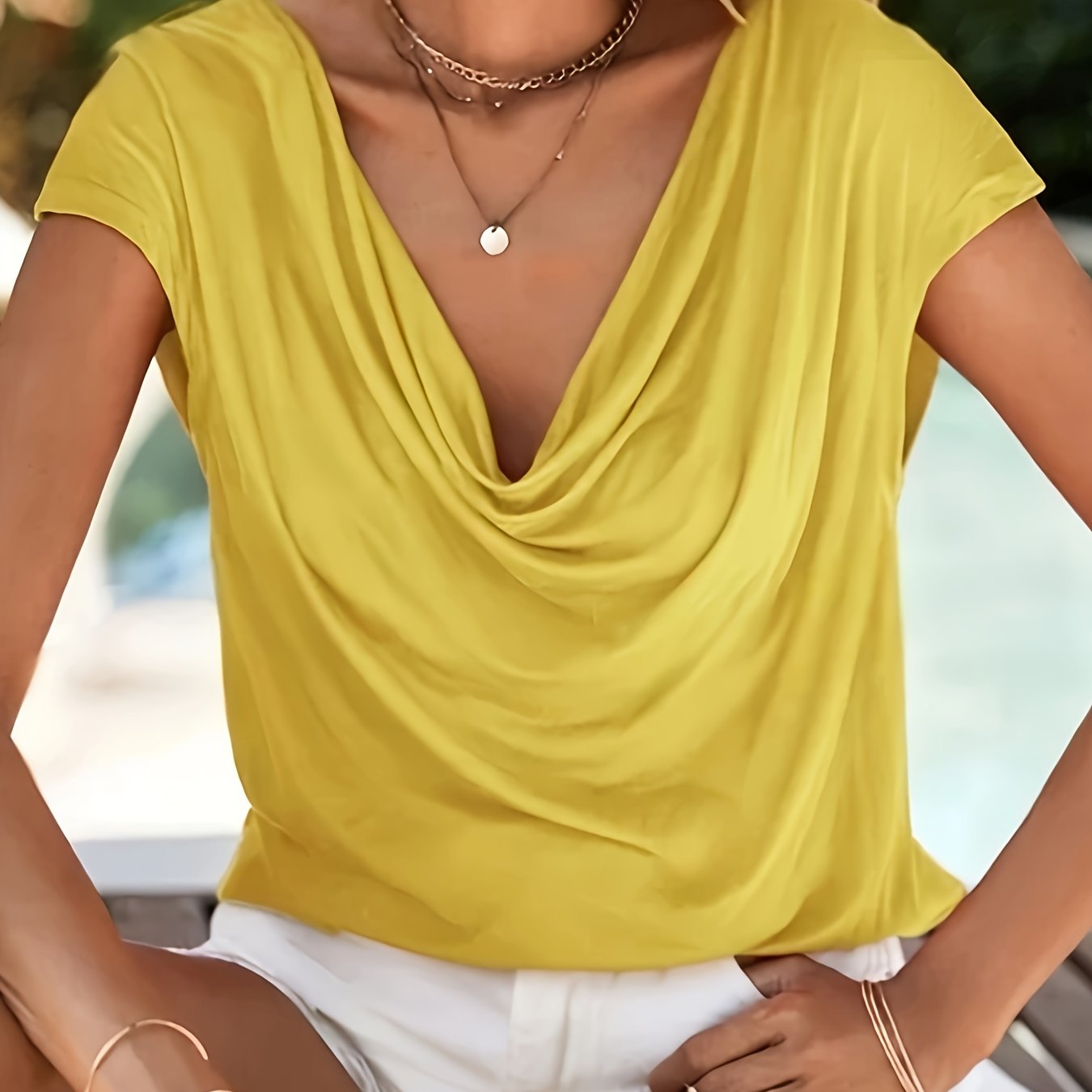 Plus o'lcham ayollar uchun V-shakllı qisqa sleeve'li oddiy rangli dam olish kiyimi