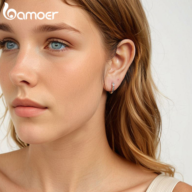 Ushbu ilon halqa marjonlari vintage G'arb uslubida, 925 sterling kumushdan tayyorlangan va kubik zirkon inlay bilan bezatilgan. 3.1g yengil dizayni bilan, ular har kuni kiyish va bayram tadbirlari uchun ideal. Allergiya uchun qulay va ...