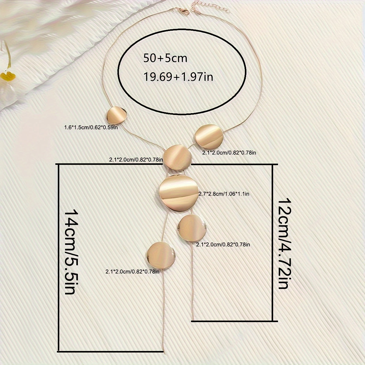 Стильное подвесное ожерелье, идеально подходящее для мероприятий и банкетов, с блестящим круглым подвеской на тонкой змейке.