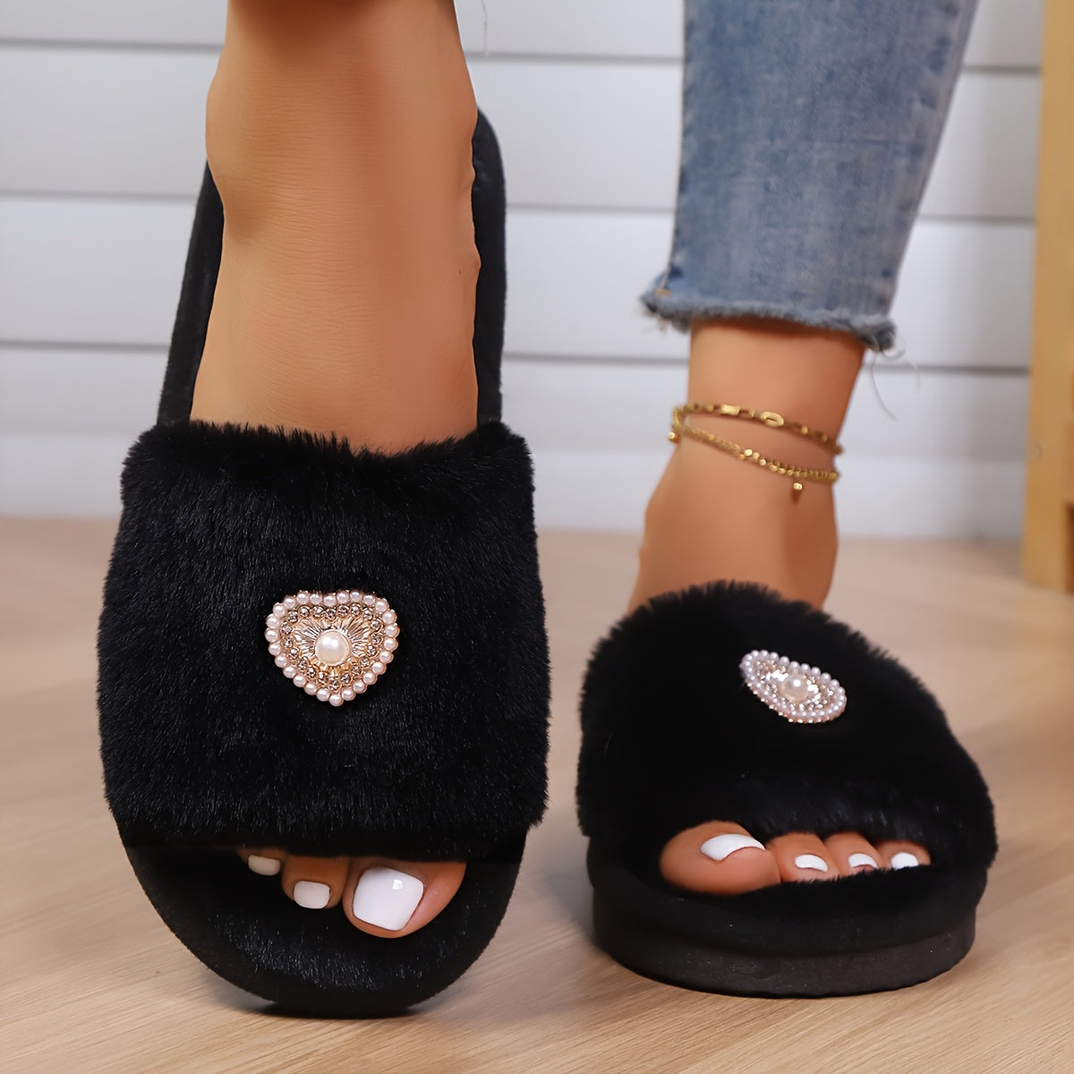 Ayollar uchun mo'ljallangan yumshoq plush fleece shlyapkalar, yumshoq kulrang va oq EVA taglik bilan, ichki va tashqi foydalanish uchun uy poyabzali