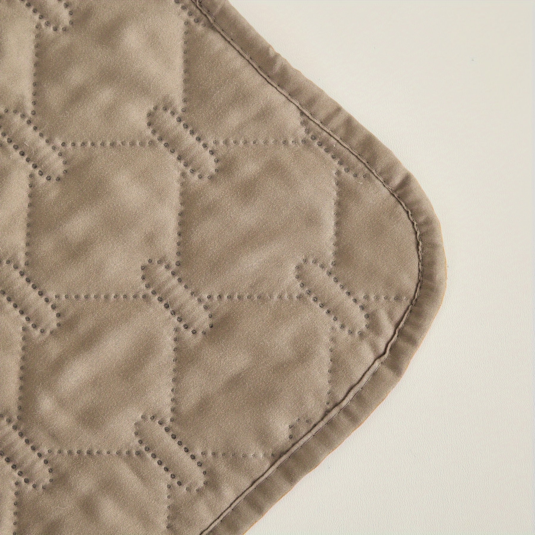 Waterproof Machine Washable Pet Blanket with Stain-Resistant Checkered Pattern for Furniture Beds and Sofas