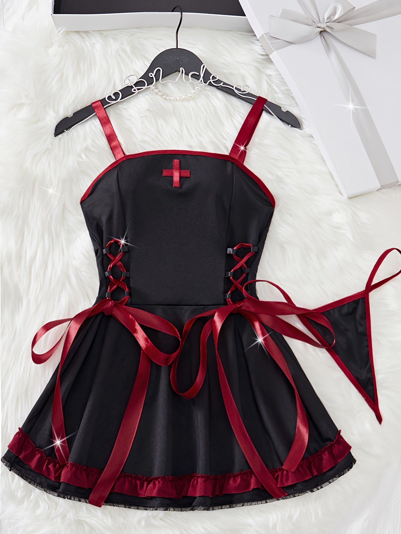 Ikki qismli hamshira cosplay kostyumi: tortishqichli mini ko'ylak va pliseli yubka, ichiga sexy ichki kiyim kiradi.