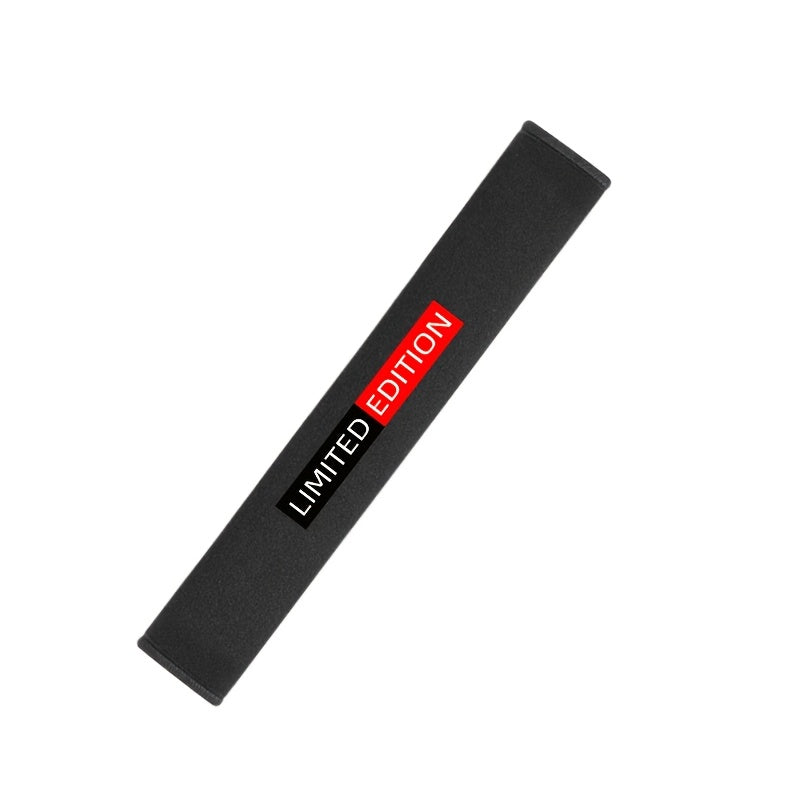 Cheklangan nashr avtomobil xavfsizlik kamarini qoplash uchun yumshoq flis yostiqcha, 38.99 sm cho'zilgan uzunlik, ishqalanishga qarshi, bir nechta avtomobil brendlariga mos keladi. Qora va qizil matn bilan. Zamonaviy va qulay xavfsizlik kamari.