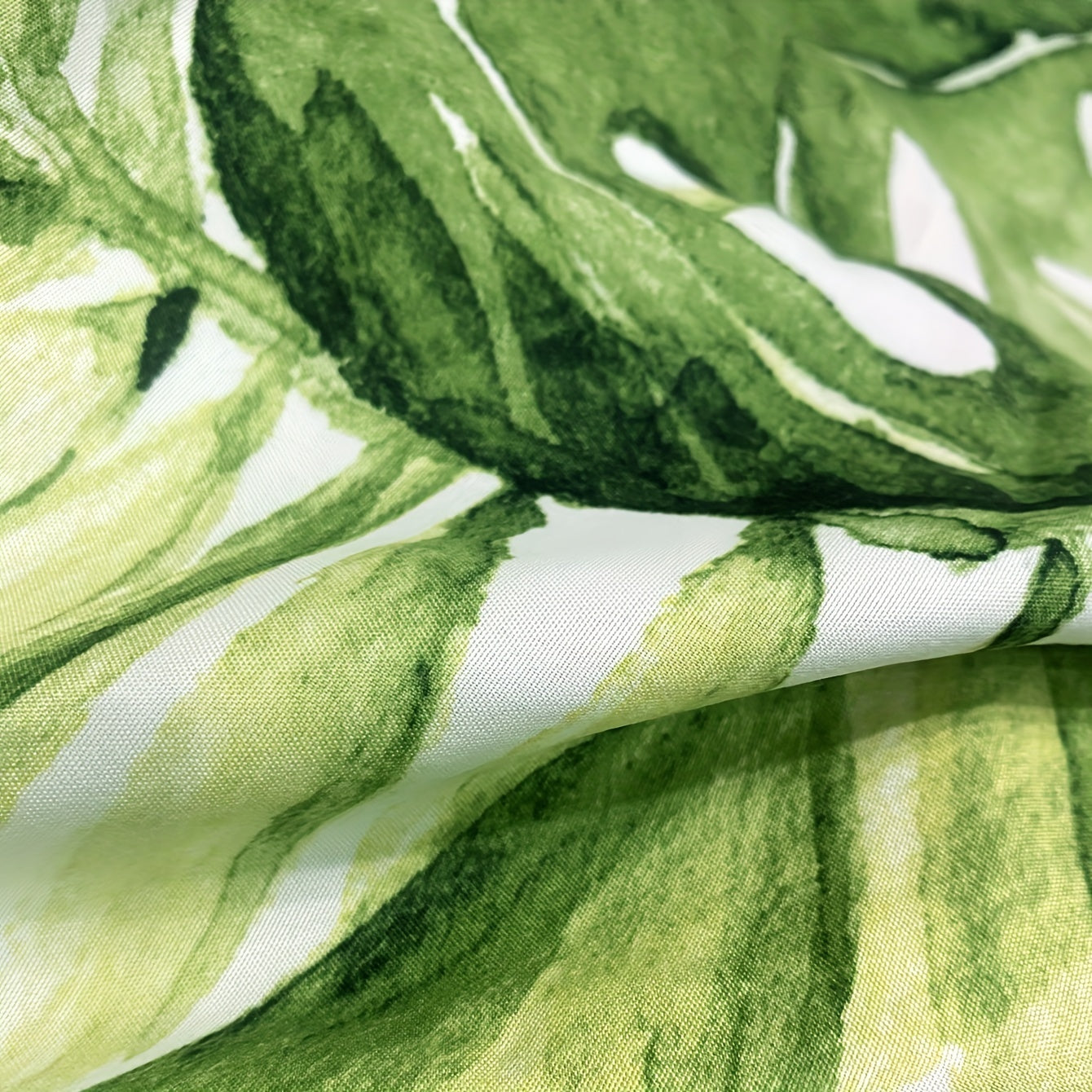 Set of 2 Green Leaf Print Pillowcases Soft Comfortable Easy to Clean