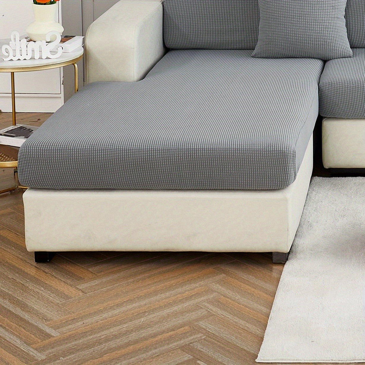 Надежный чехол для дивана защищает мебель от пролитий и пятен.