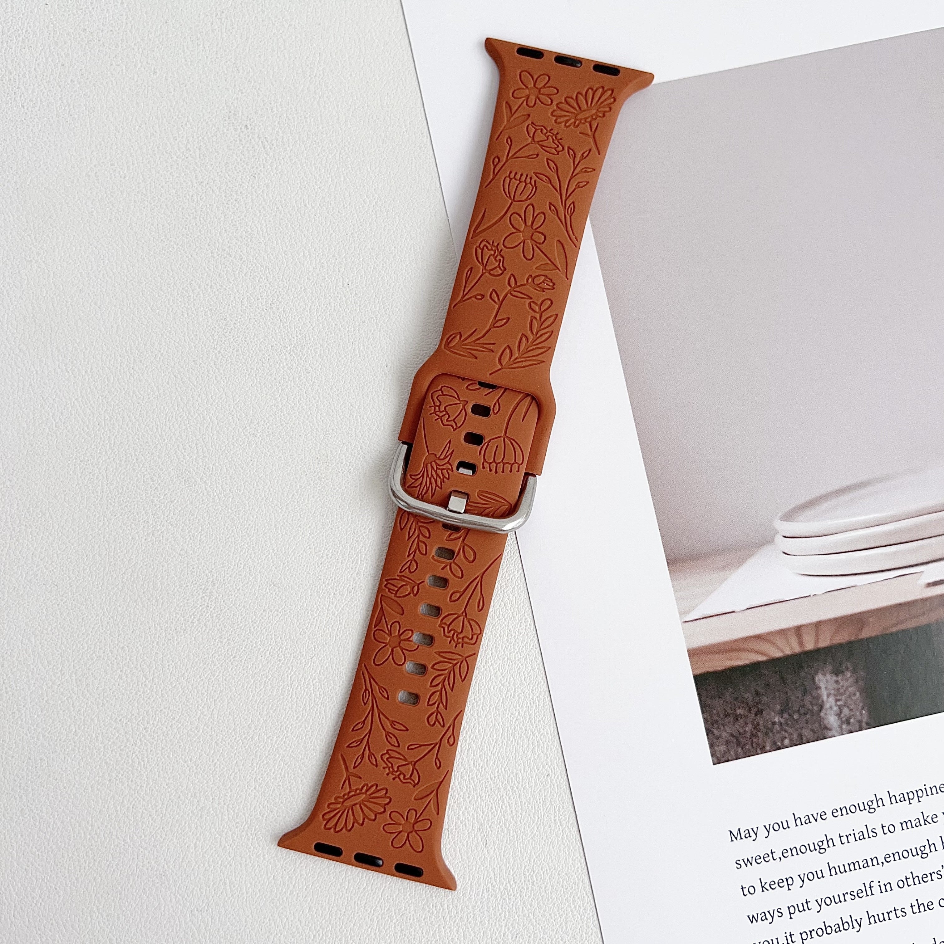 Стильный силиконовый ремешок для Apple Watch, подходящий для различных моделей и удобный для занятий спортом.