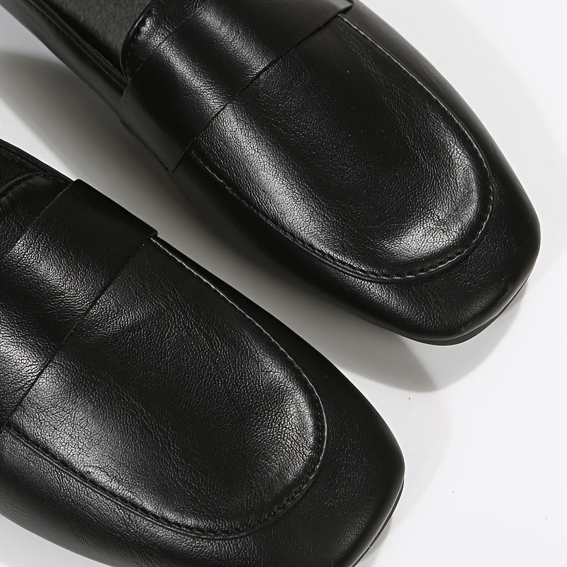 Zamonaviy dizaynga ega qulay ayollar uchun moda loferlari.