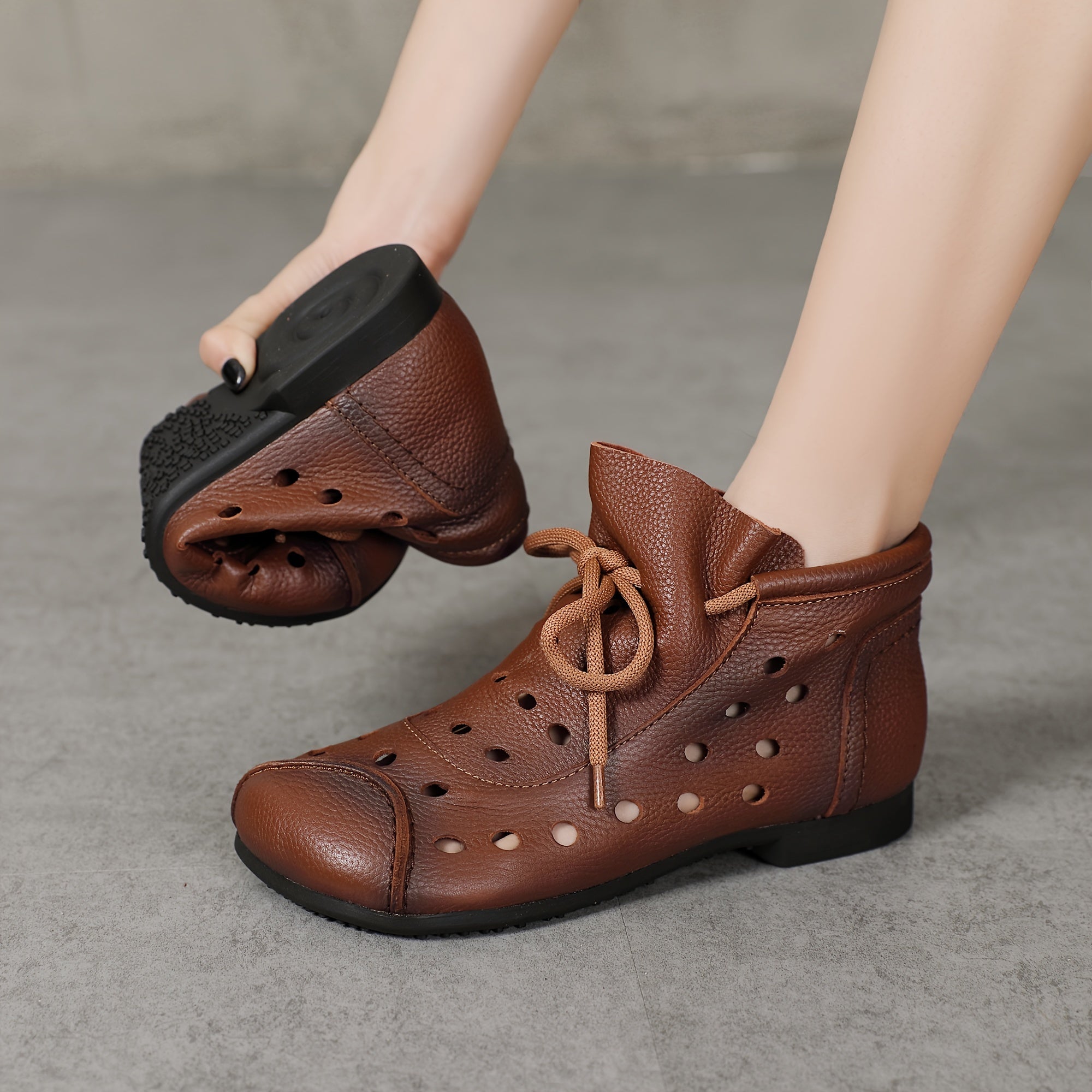 Ayollar uchun bo'sh joyli dizaynga ega tekis shoelace poyabzal, tasodifiy yozgi kiyimlar uchun mukammal.