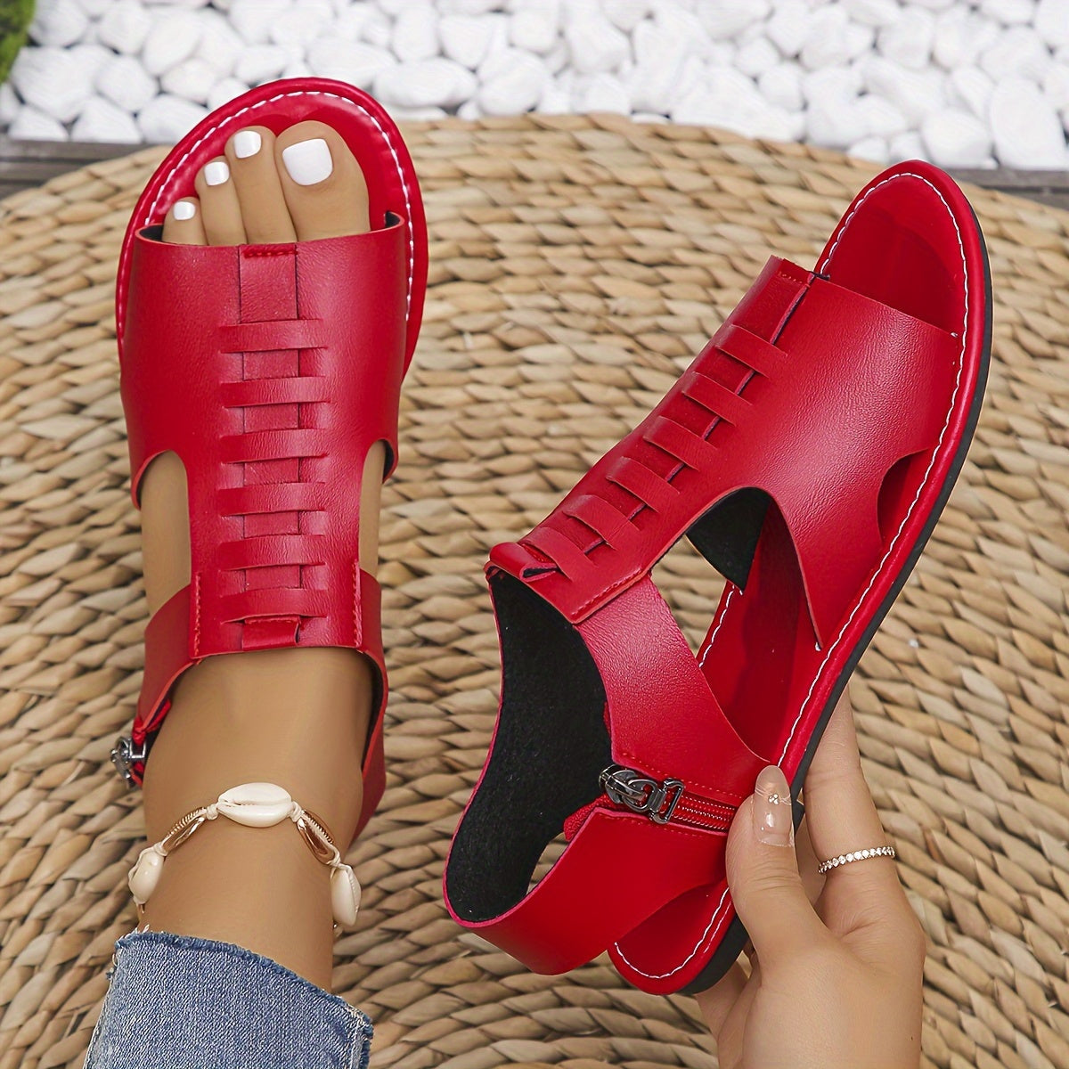 Плоские женские сандалии