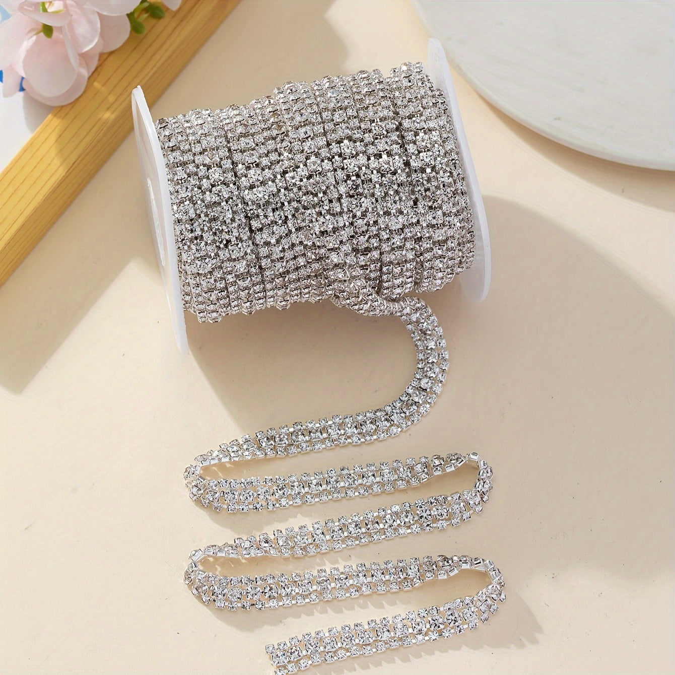Ushbu 90 sm uzunlikdagi ko'p rangli rhinestone zanjiri 8# va 16# o'lchamdagi uch qator to'plardan iborat. Bu poyabzal, kiyim, sovg'a qutilari va turli DIY loyihalariga porloq qo'shish uchun mukammaldir.