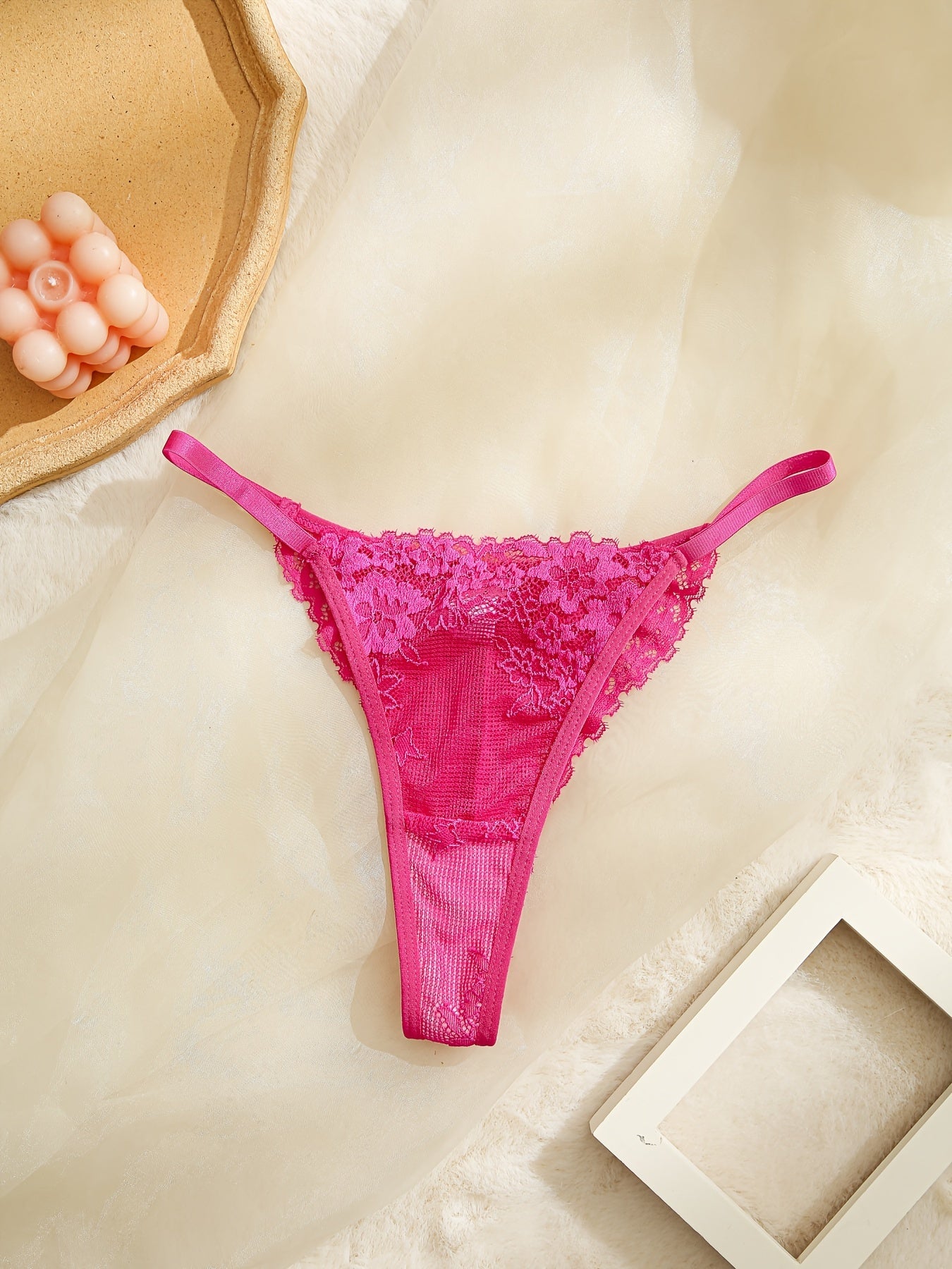 Ayollar uchun zamonaviy va jozibador ichki kiyim to'plami.