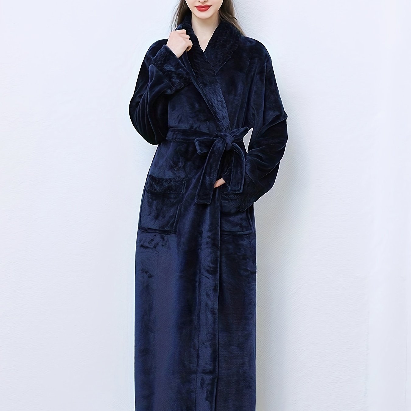 Ayollar uchun plush pushti flanel bathrobe, uzun yenglar, V-qo'l va cho'ntaklar bilan. Qishki iliqlik uchun mashinada yuvish mumkin.