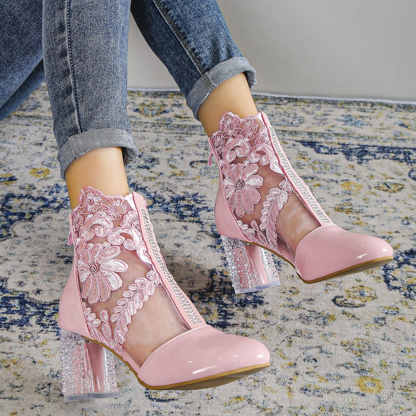 Женские кожаные ботинки на шнуровке с кружевом, розовые, прозрачные каблуки, короткие ботинки на молнии