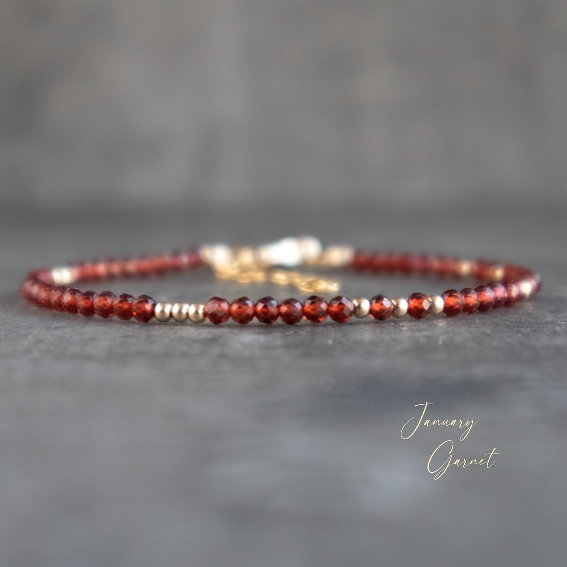 Женский браслет из бусин лунного и солнечного камня для подарка и украшений