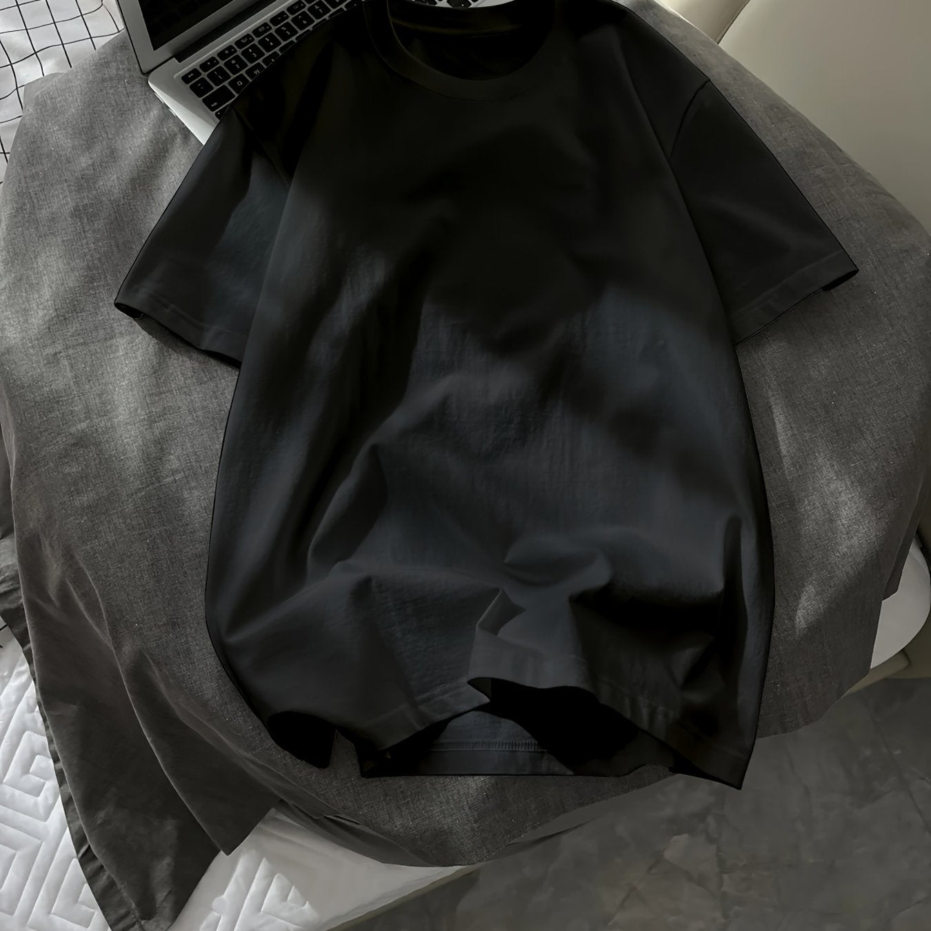 Yoz uchun erkaklar uchun bir rangli T-kofta, tasodifiy ko'cha uslubi