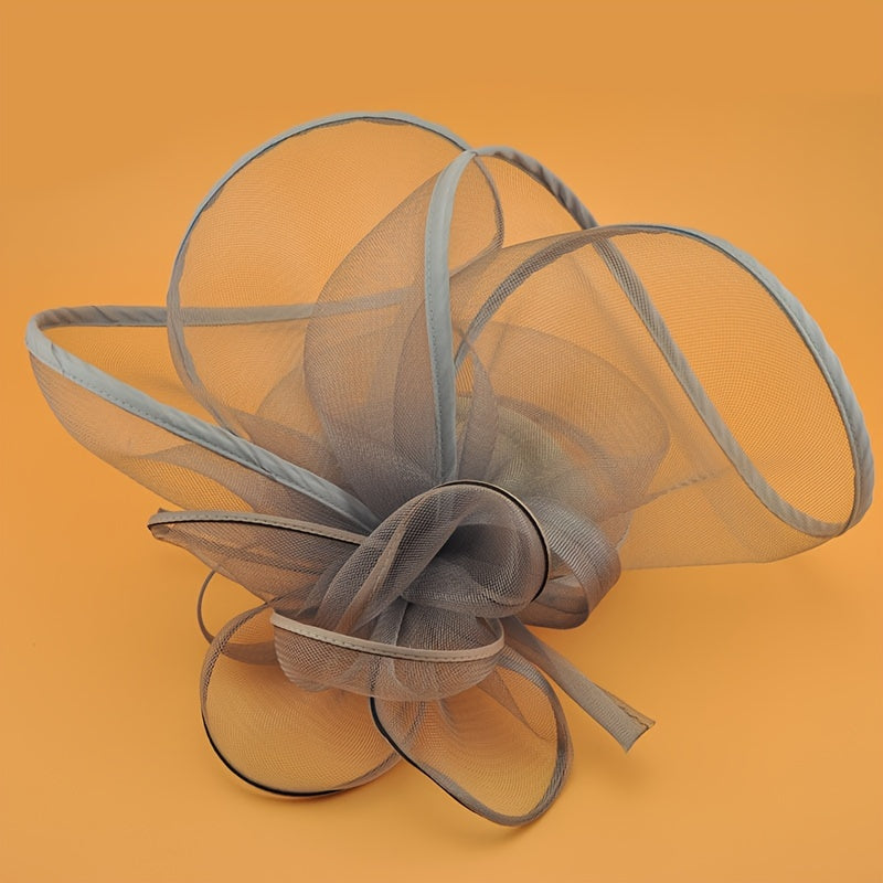 To'ylar va partiyalar uchun klip bilan qora va oq tarmoq gul fascinatori