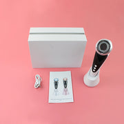 Masajeador facial portátil de mano con carga USB y vibración suave en beige claro