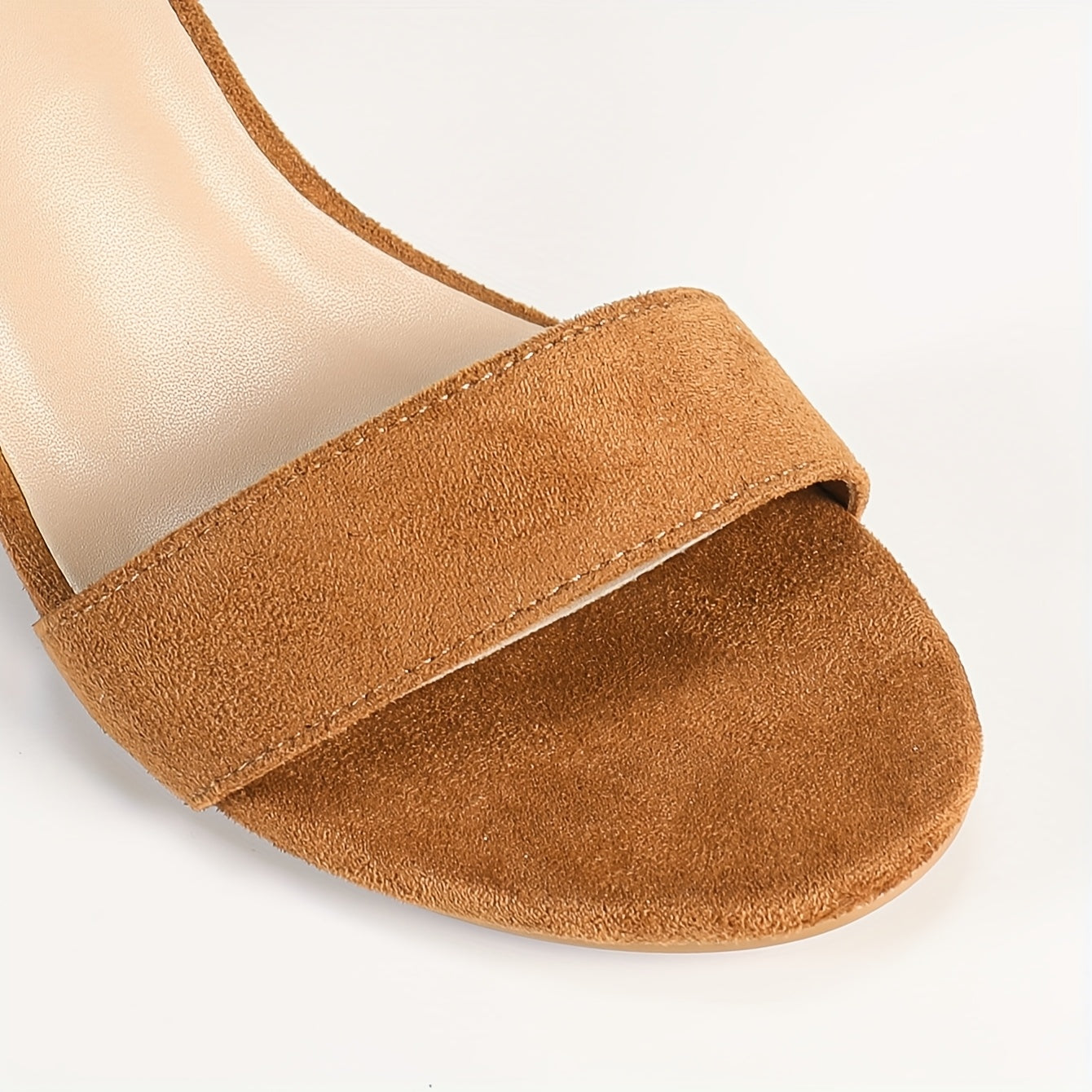 Ayollar uchun ankle strap va chunky heel bilan zamonaviy oq ochiq barmoq sandallari. Qulay sun'iy qoplama, barcha mavsumlarga mos poyabzal. Ko'p funksiyali va nafis dizayn. Gumdan tayyorlangan taglik va baland tovonni o'z ichiga oladi.