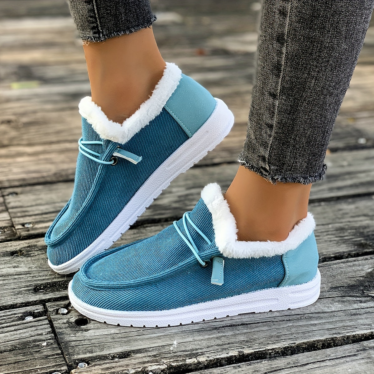 Ayollar uchun bej rangli slip-on mokasinlar, mo'ynali chetlar bilan, kundalik tekis poyabzal