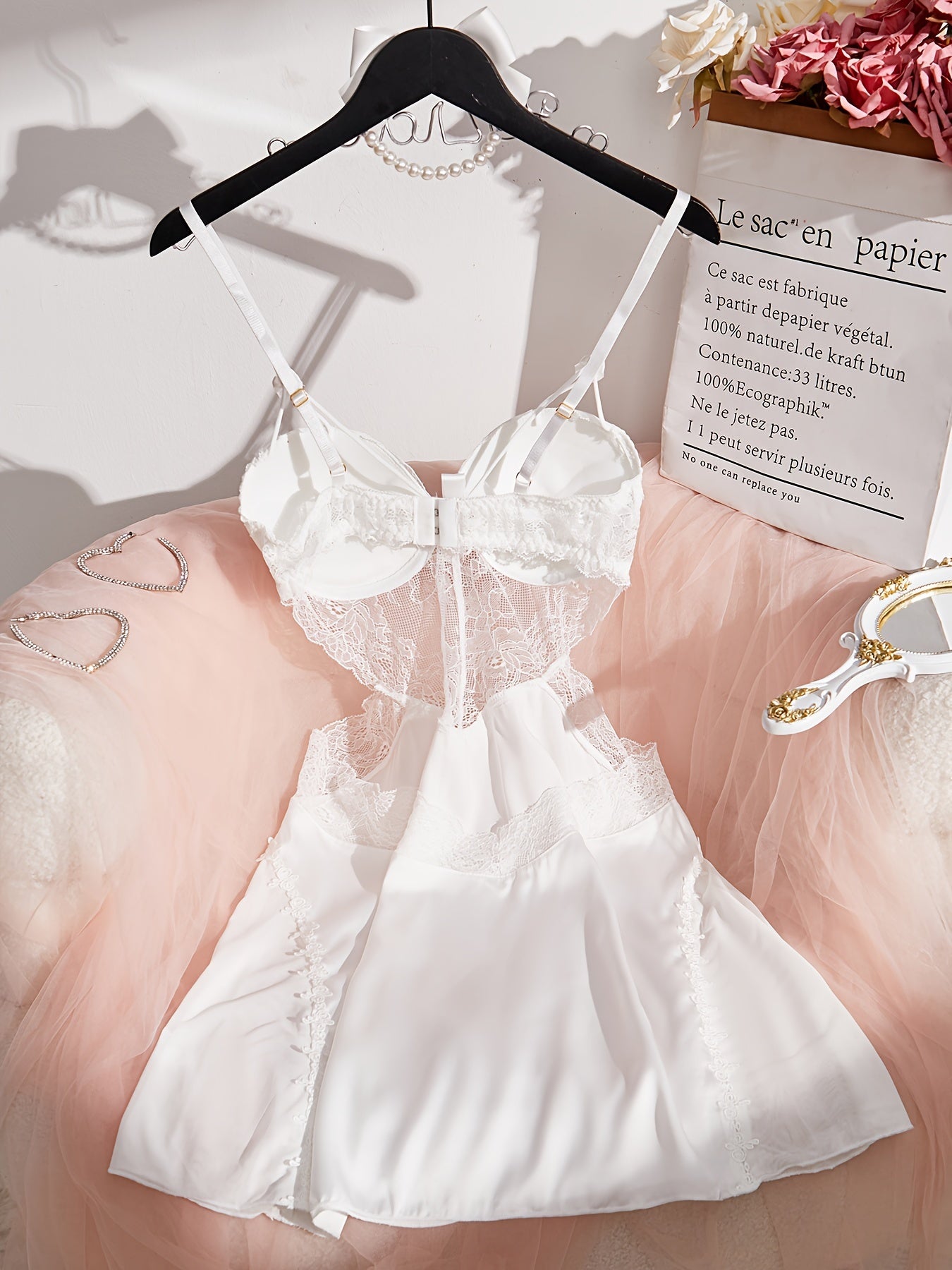 Orqa qismi ochiq, ipli yengli dantel tunika: ayollar uchun jozibali ichki kiyim.