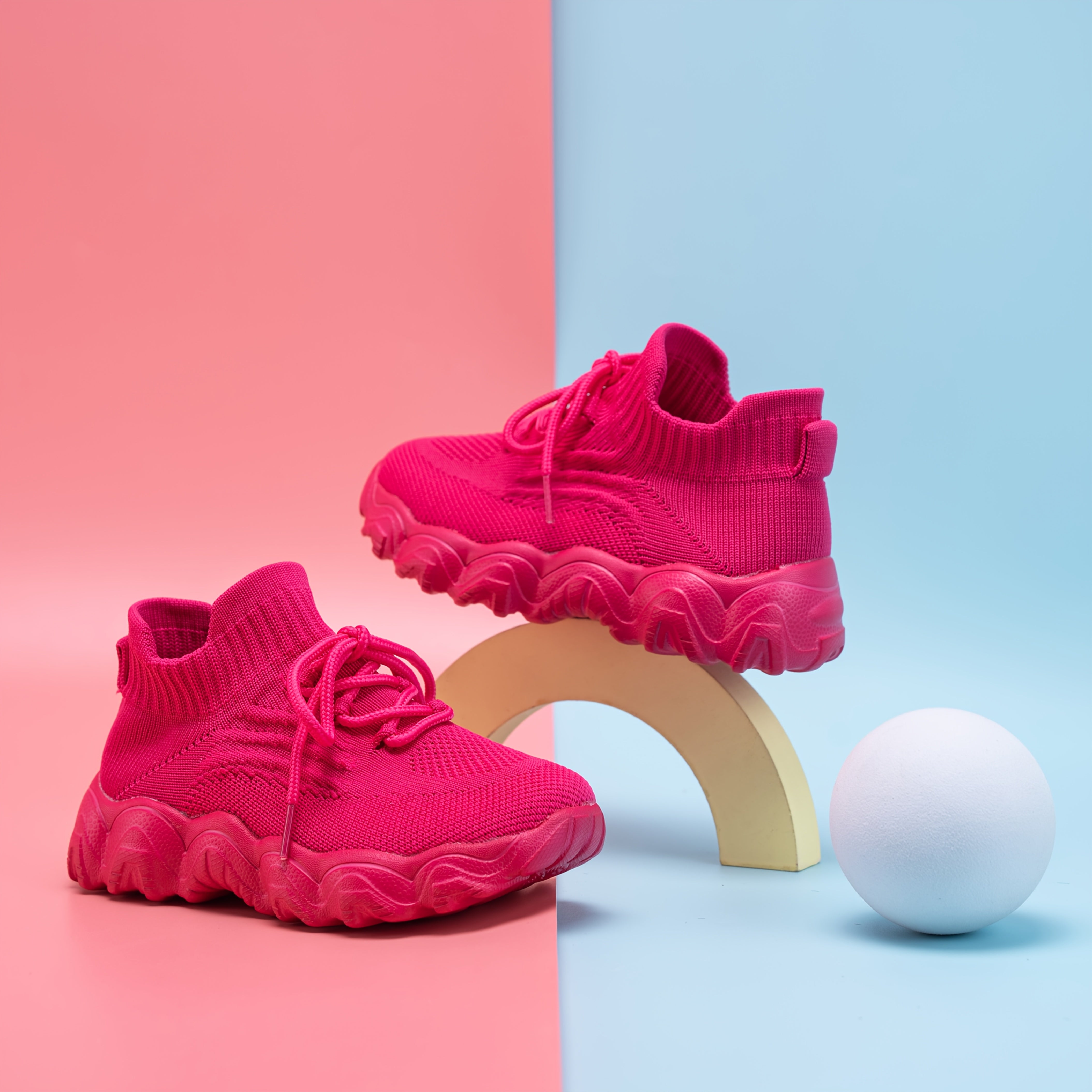 Qizlar uchun nafas oladigan to'qilgan tarmoq krossovkalari, turli ranglarda, ochiq havoda o'ynash va tasodifiy kiyimlar uchun mukammal. Sirpanmaydigan EVA taglik, engil dizayn.