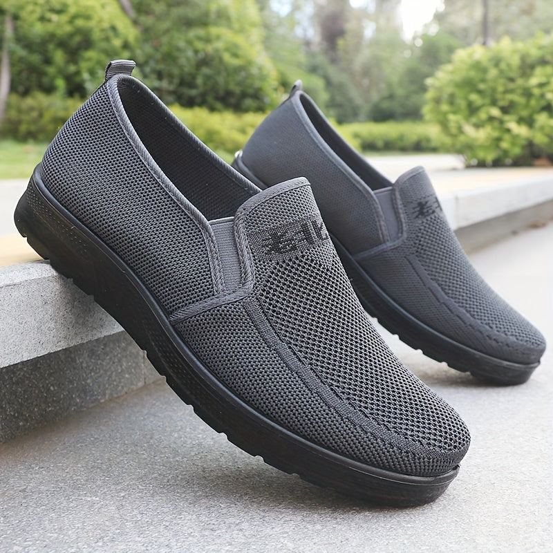 Erkaklar uchun qora rangdagi nafas oladigan, kiyish oson yurish poyabzallari, ochiq havoda faoliyatlar va har kuni qulaylik uchun mukammal.