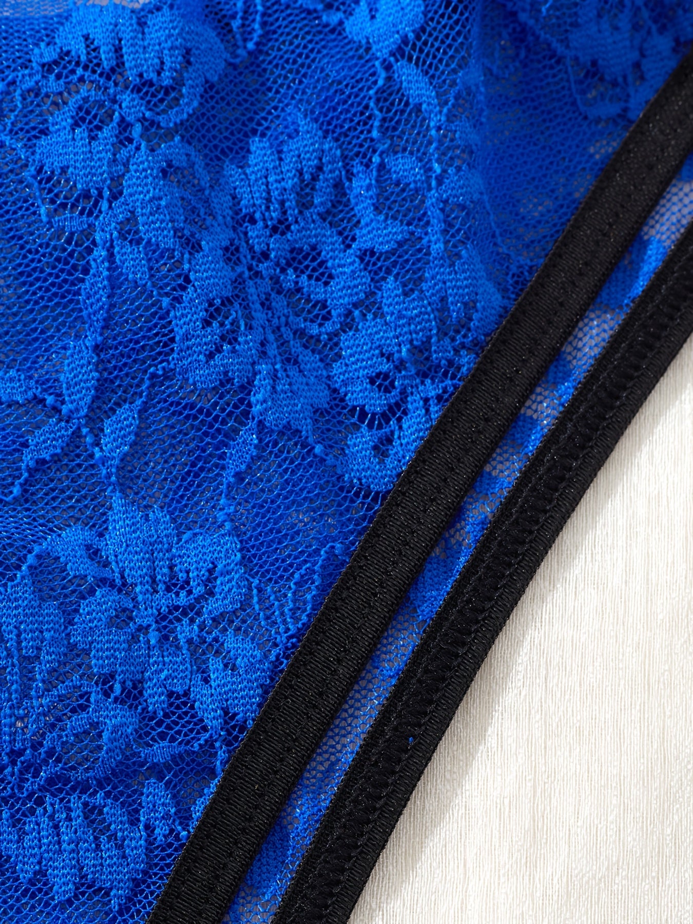 Body de mujer negro ajustado con tela elástica