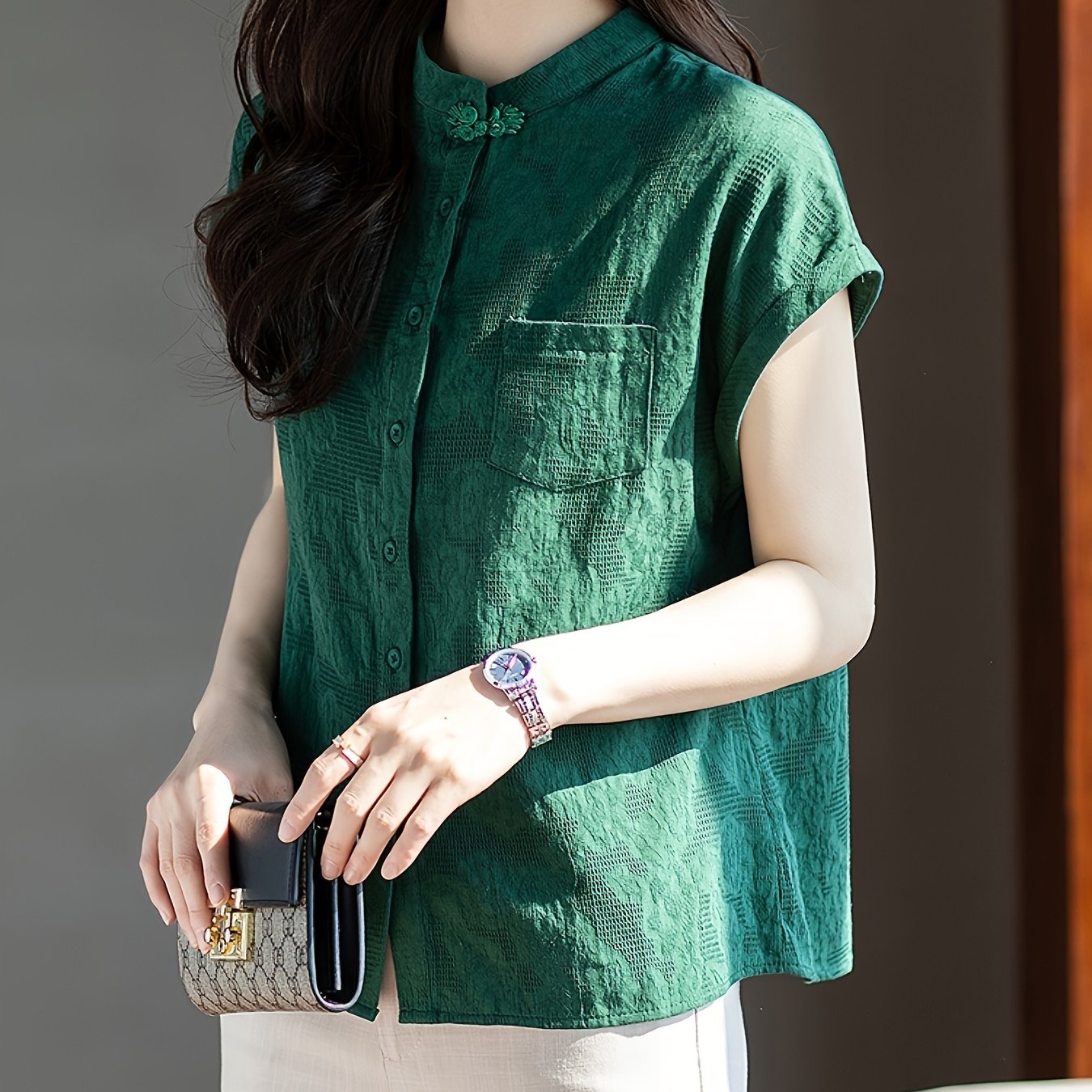 Ayollar uchun qisqa ko'ylakli ko'ylak bilan dizayn, zamonaviy tugma bilan yopiladigan top