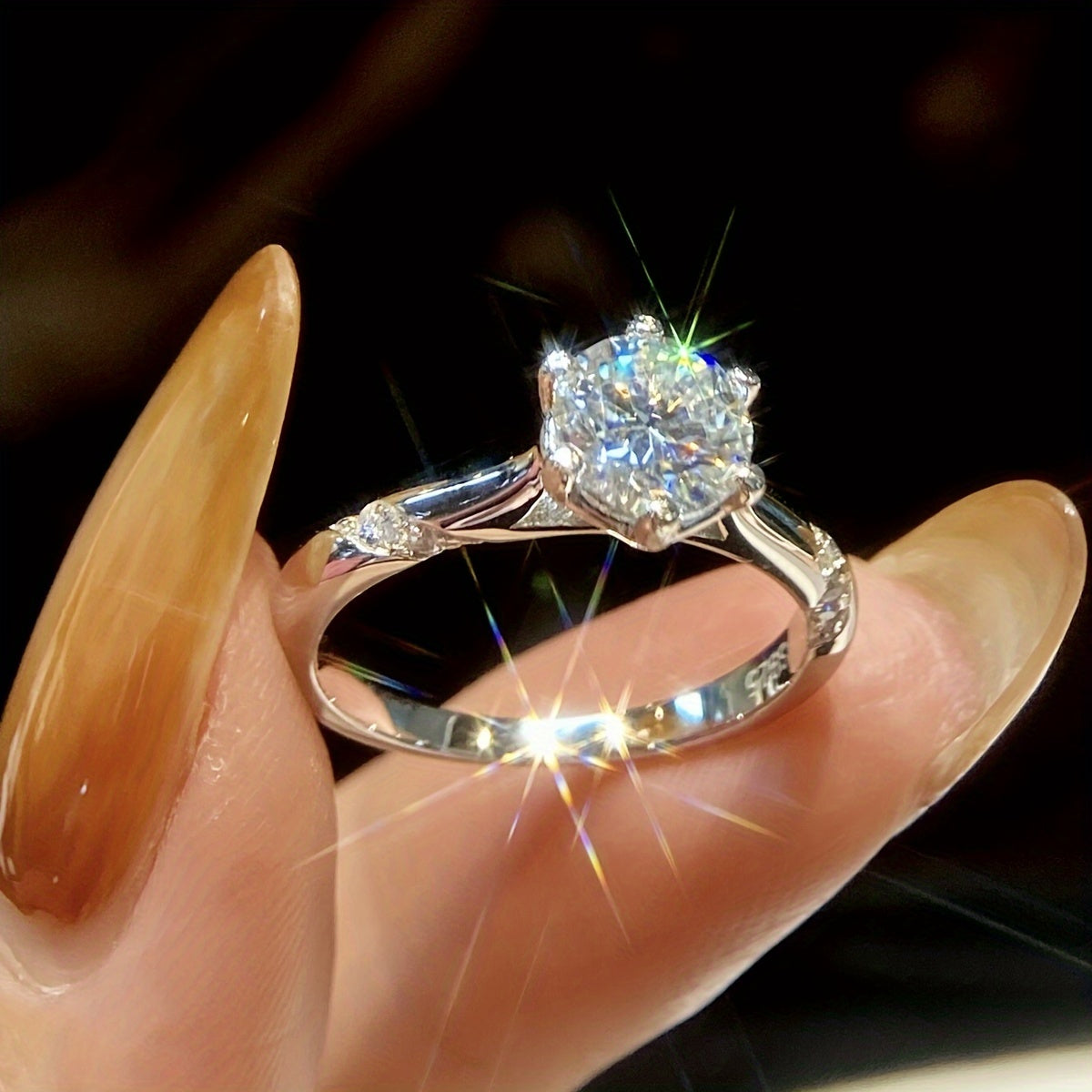 Anillo de compromiso de moissanita de 1 quilate en plata de ley para mujer